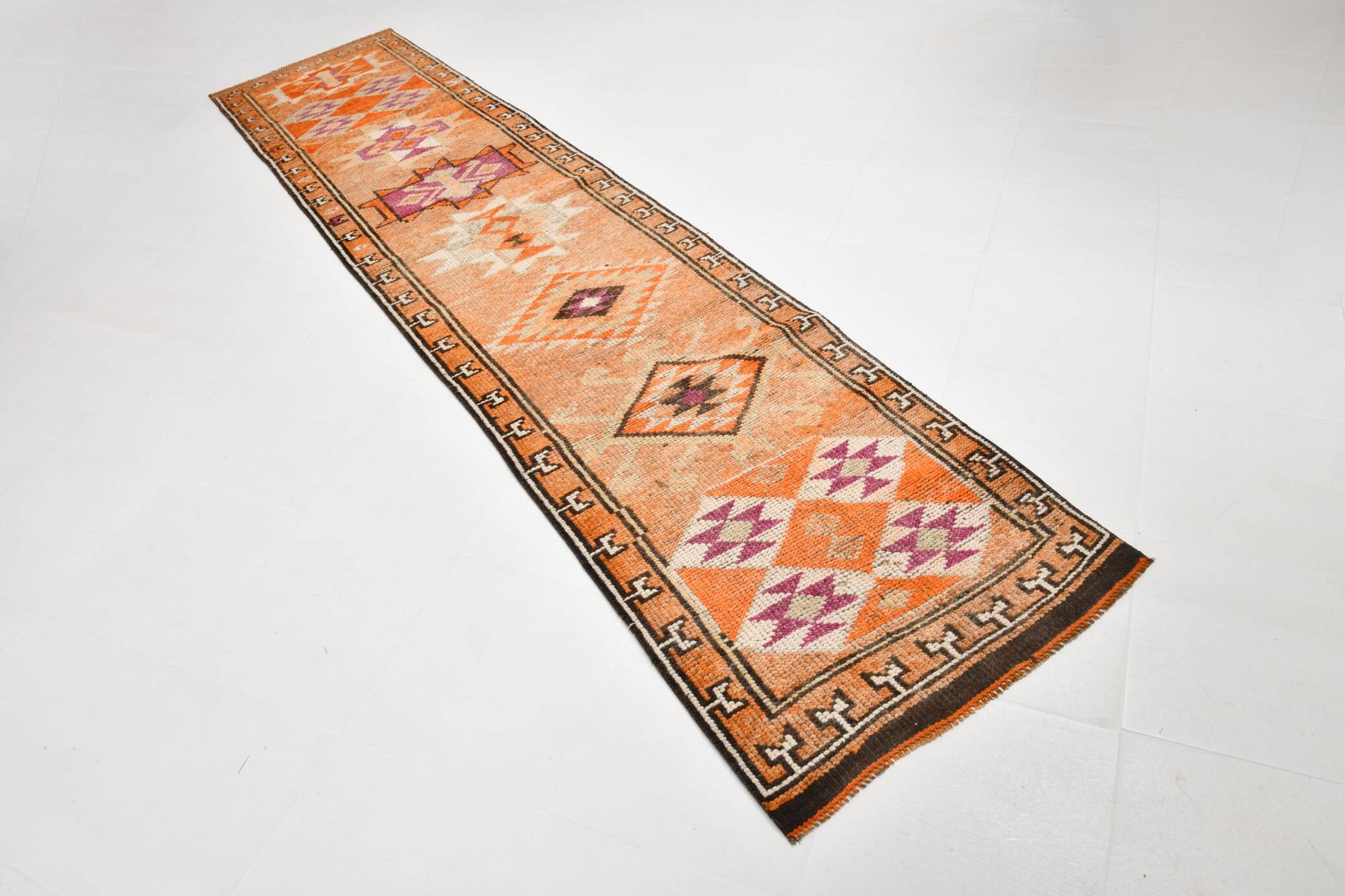 Rare Tapis Runner Vintage Anatolien, Tons Orange et Violet, Fait Main