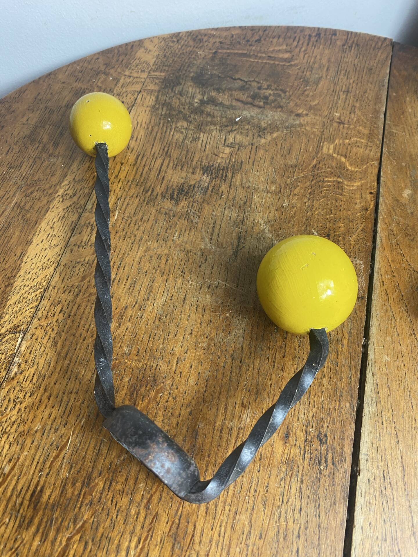 Patére en fer forgé torsadé et boules en bois