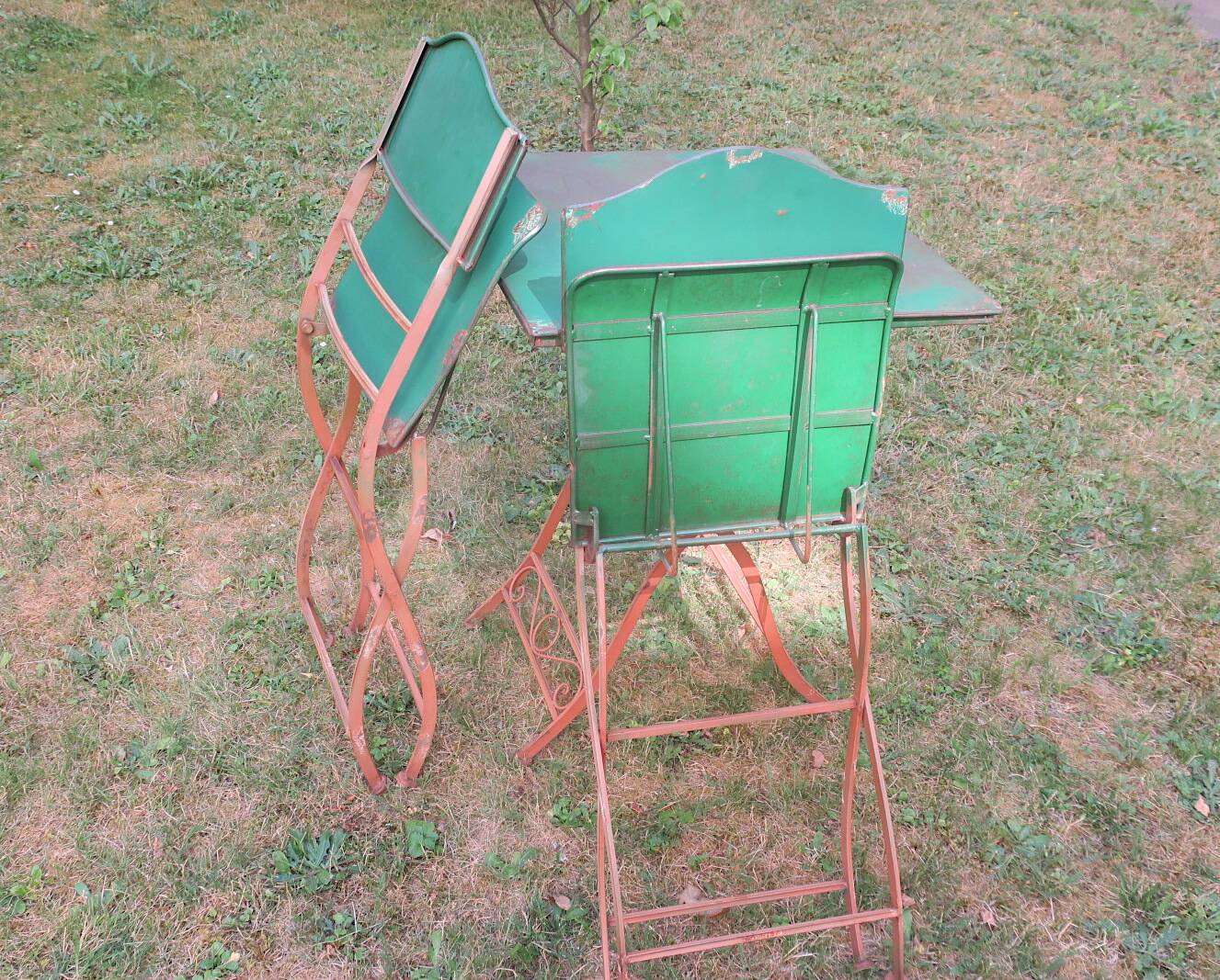 Mid century distressed painted iron garden table and 2 chairs, 1960s