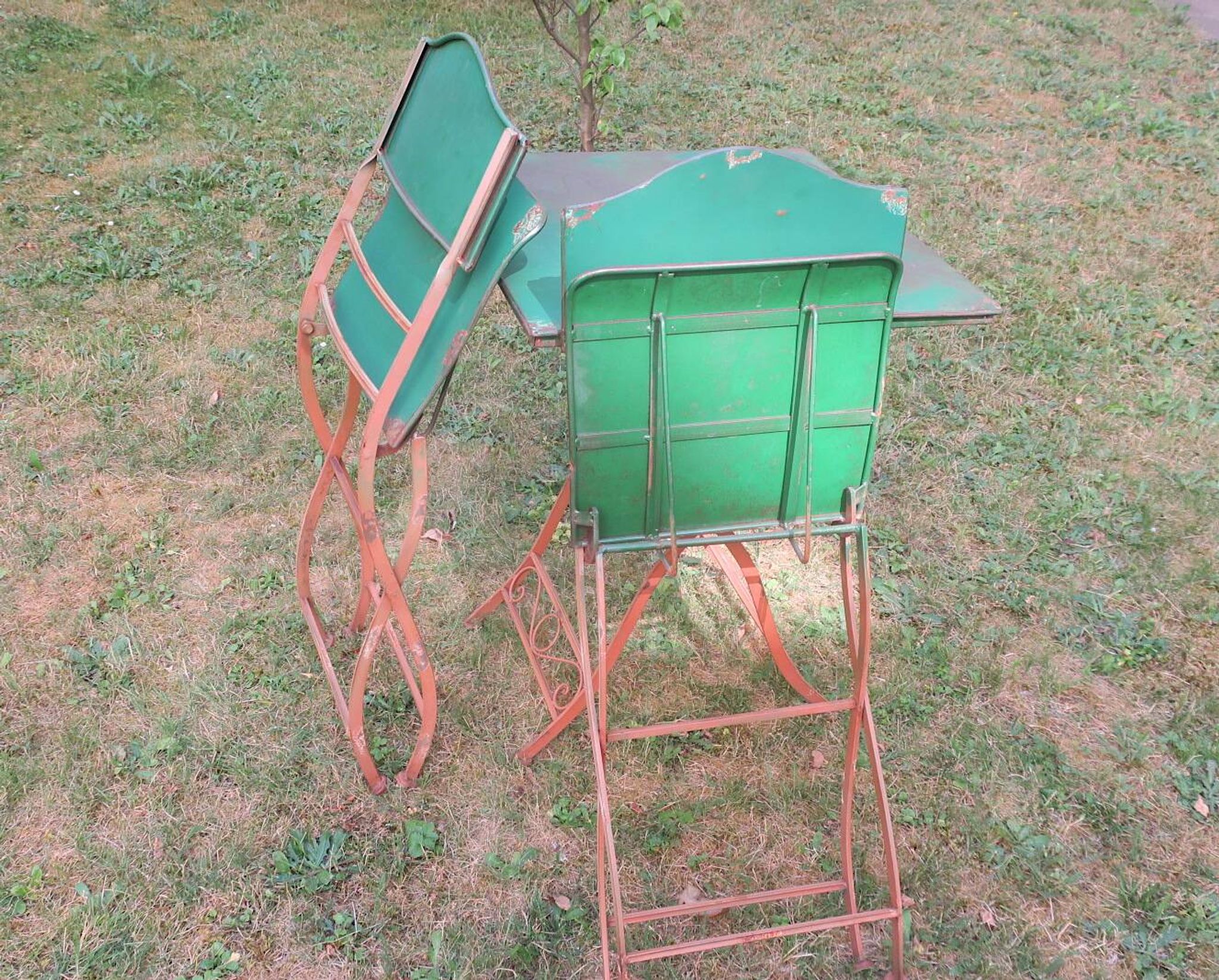 Table de jardin en fer peint, style milieu de siècle, avec 2 chaises, années 1960.
