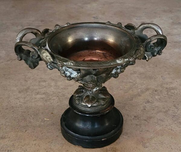 Coupe en bronze patiné, richement ornée de feuillages, grappes de raisin