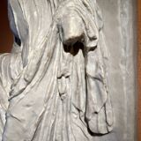 Bas relief déesse niké drappée style classique marbre style romain grec 1980s