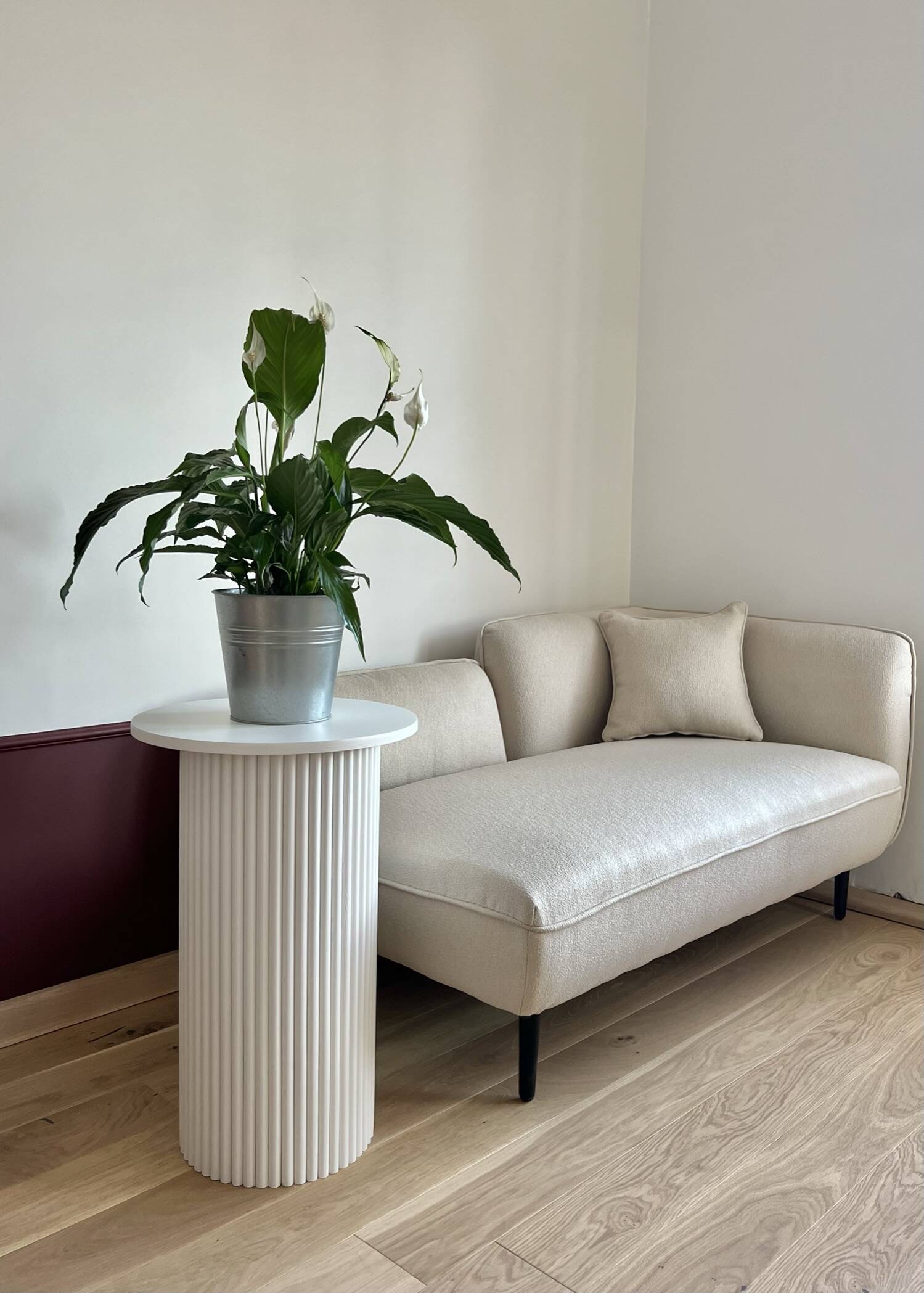 round and fluted bedside table in white