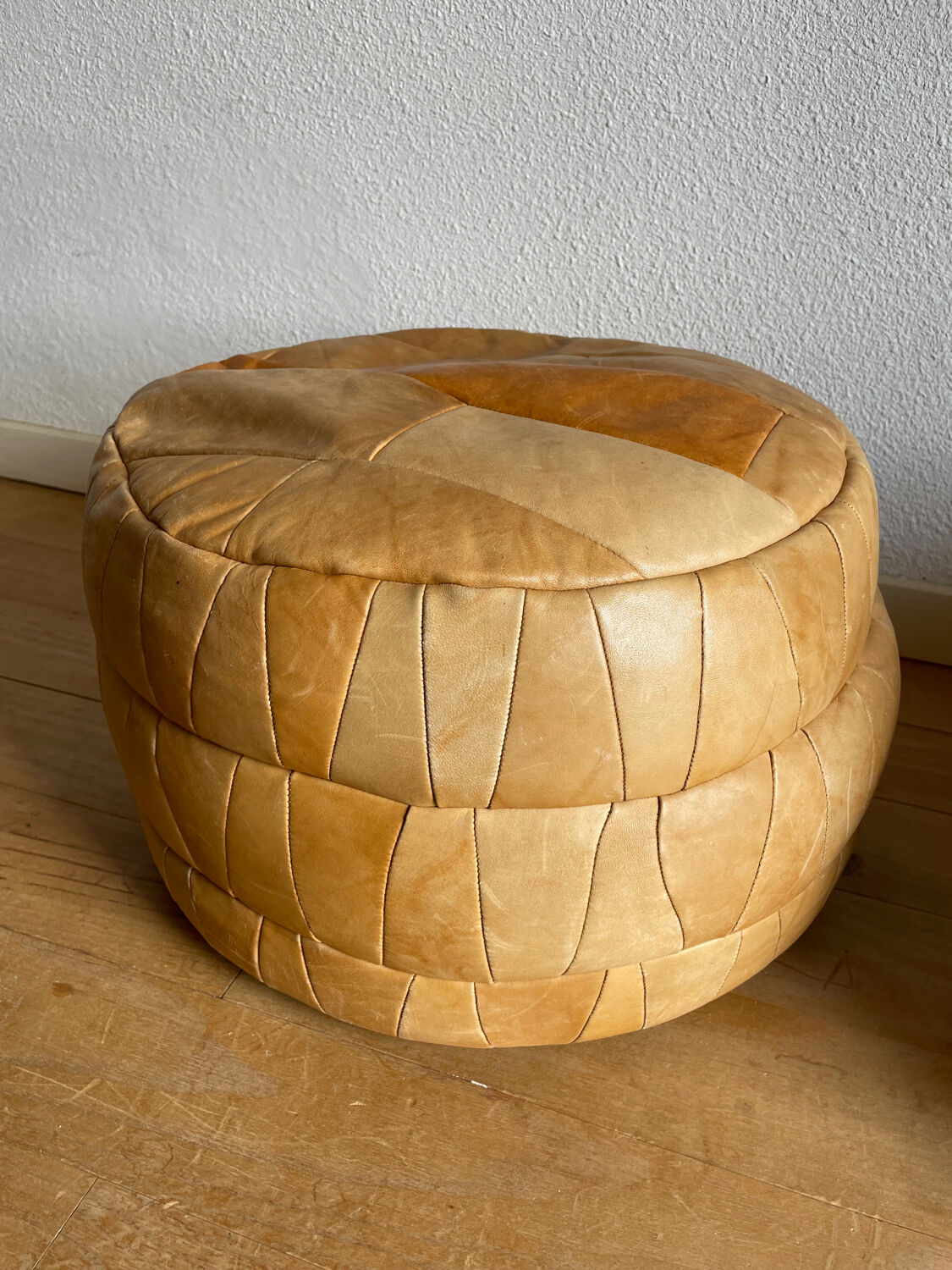 Set of 2 patchwork leather poufs brown camel De Sède