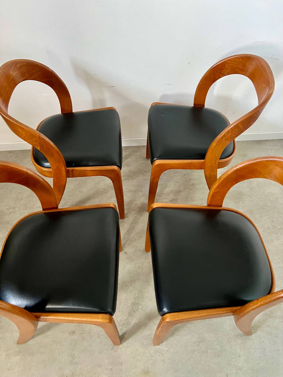 Lot 4 chairs in curved wood and leather design Baumann gondola model 60s vintage