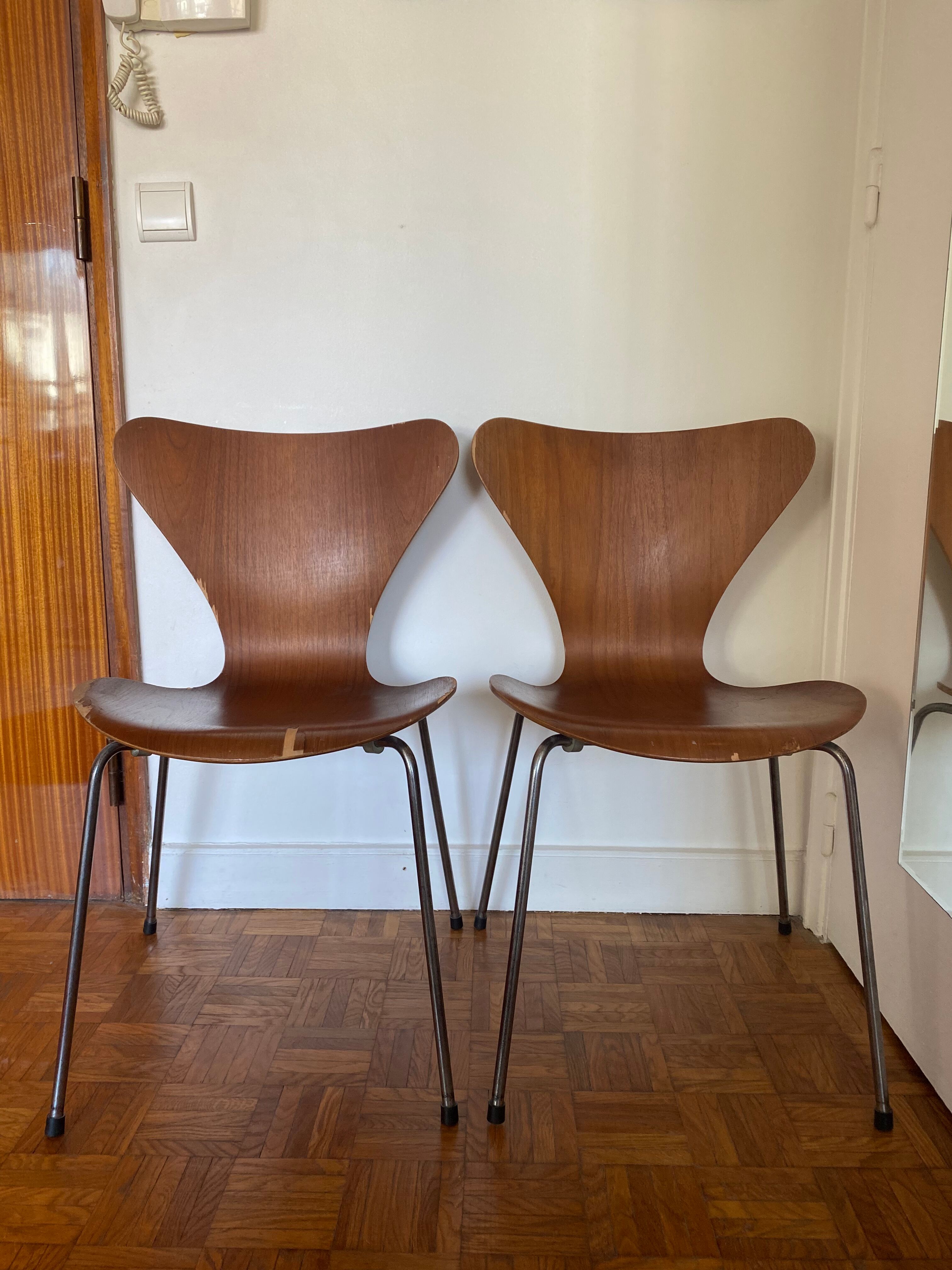 Pair of 2 Fritz Hansen 7 series chairs signed Mobilier International