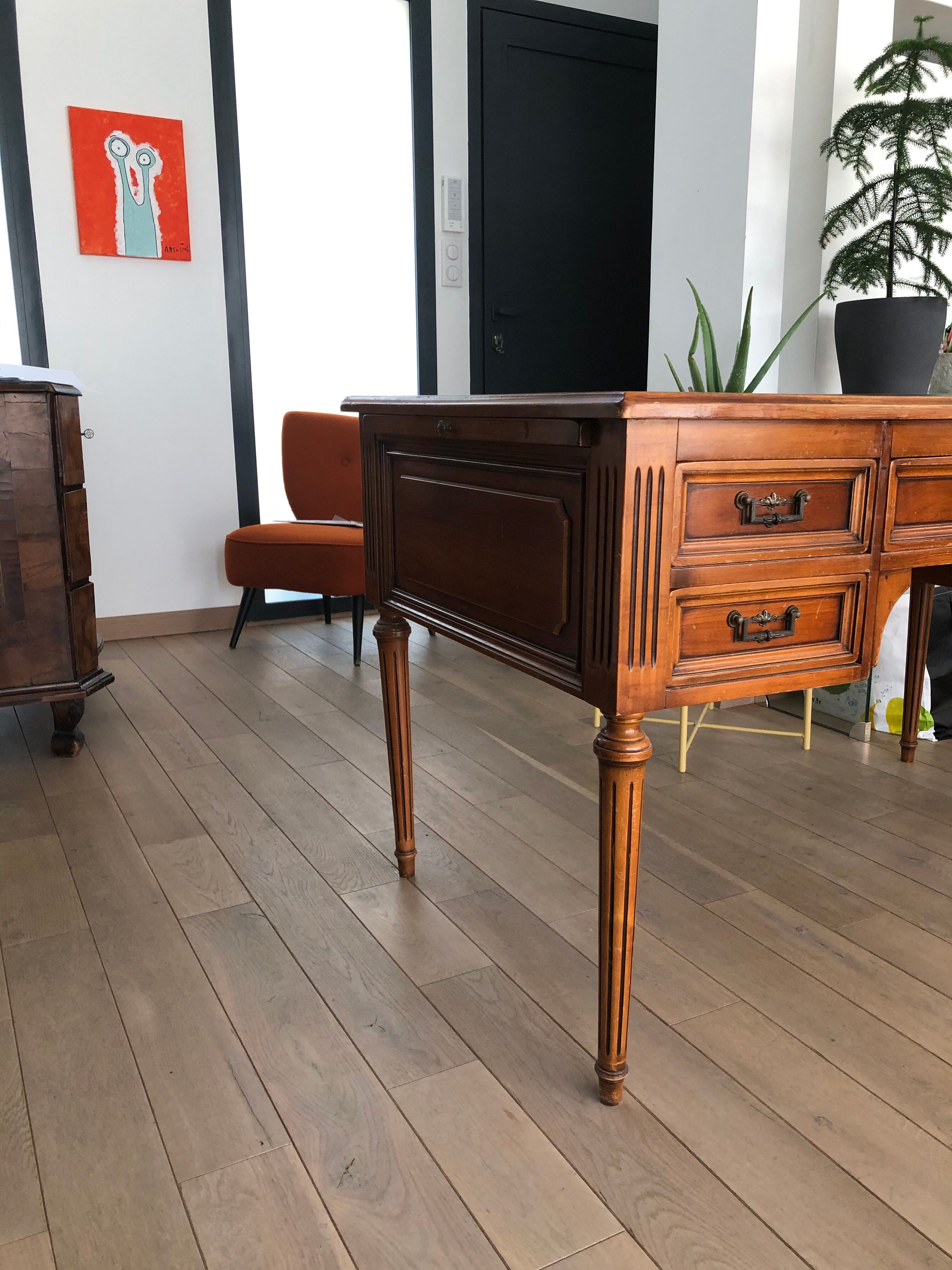 Flat mahogany veneer desk