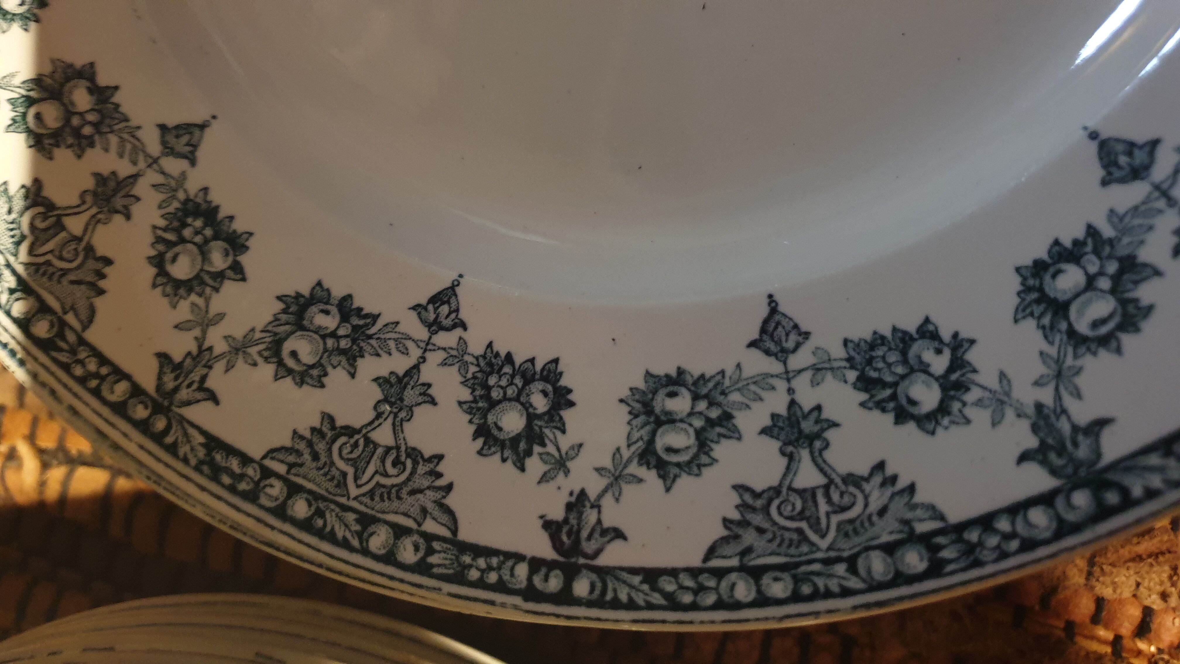 Set of 12 flat plates and 10 hollow plates in iron earth