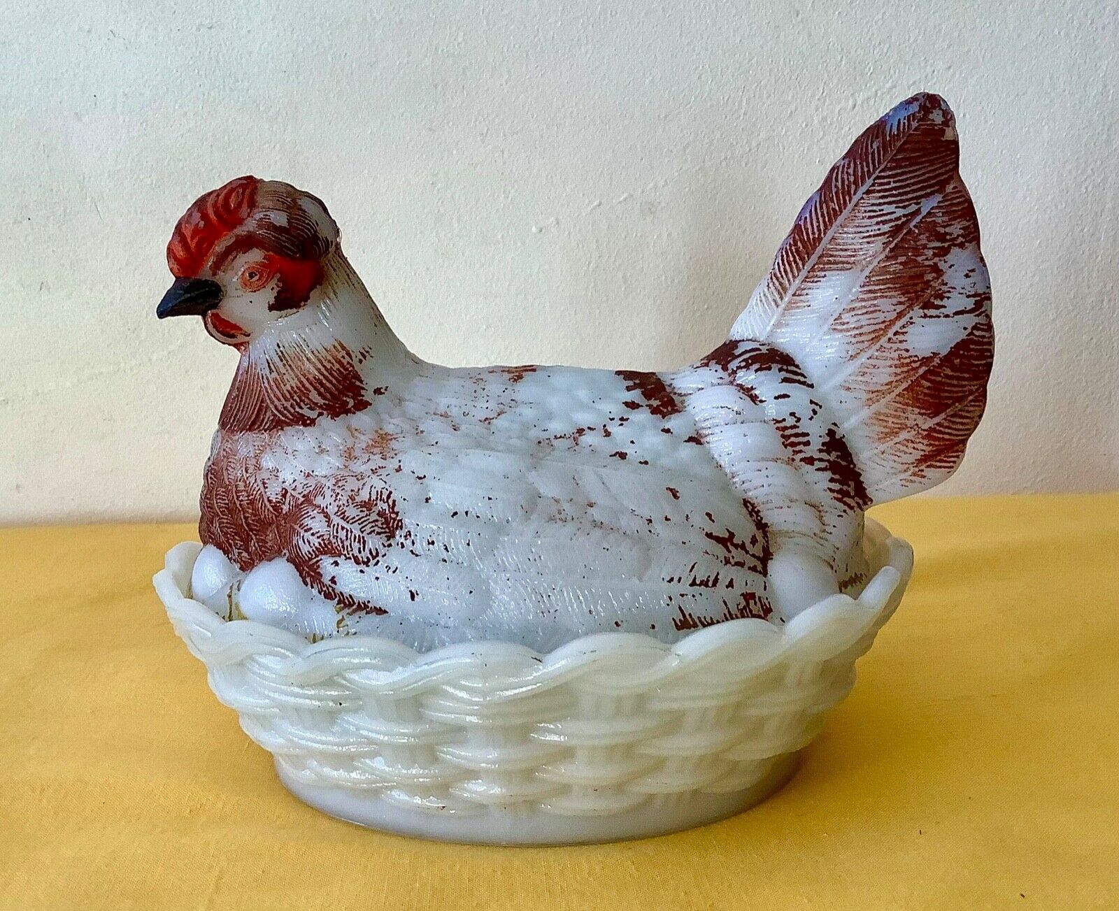 Bonbonnière poule sur son nid en opaline blanche peinte, marquée vallérysthal