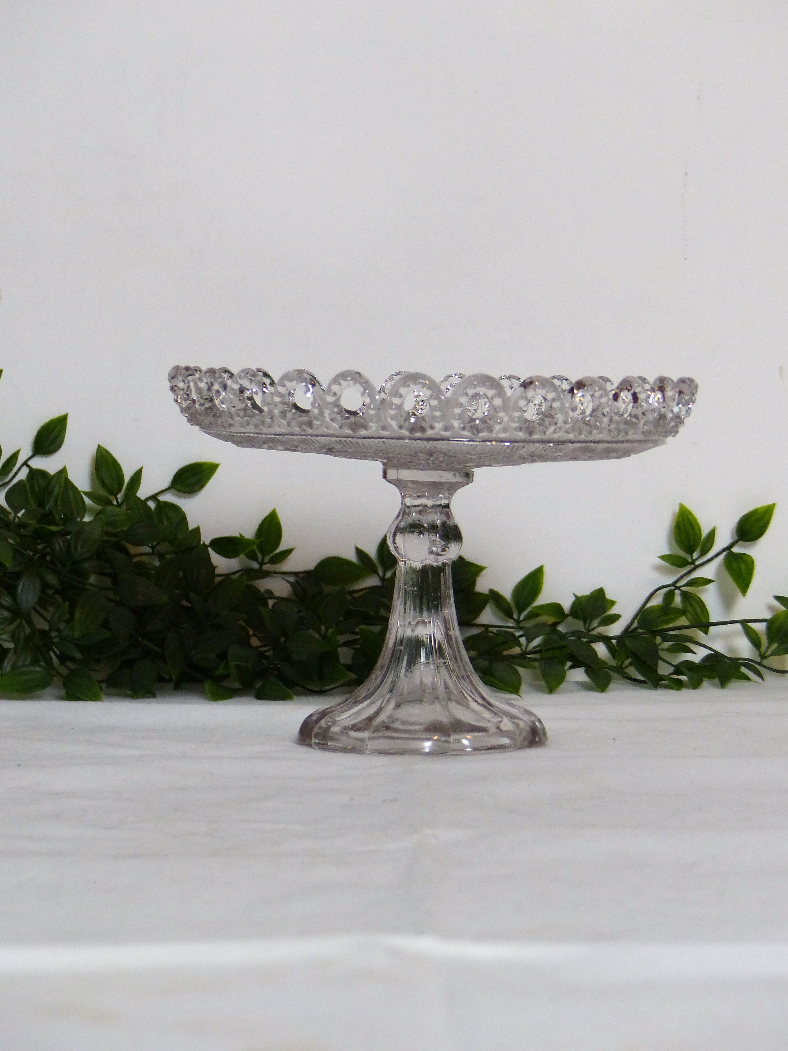 Flat, glass cake display