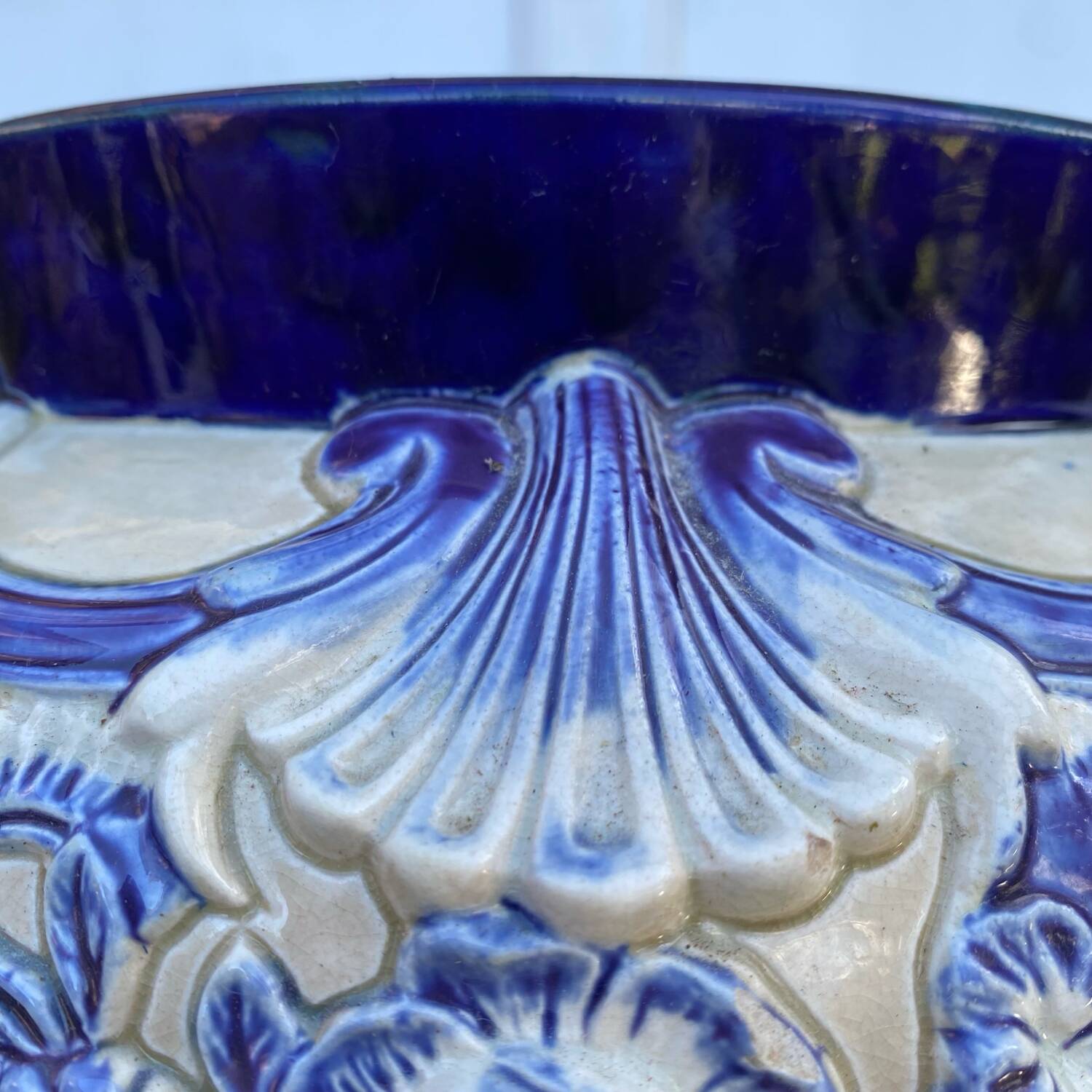 Earthenware pot cover in slipware from the Fives Lille factory