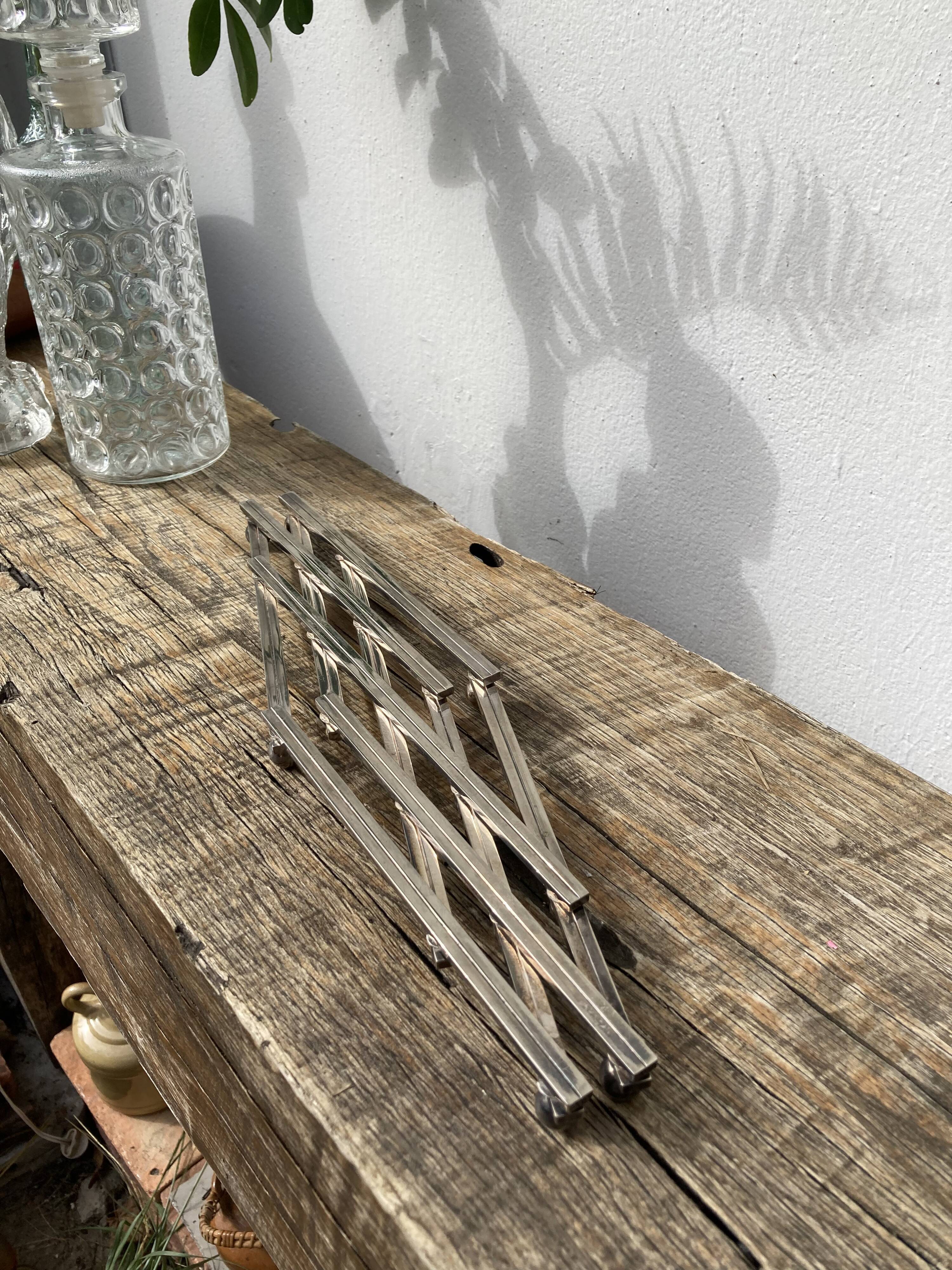 Stretch trivets in silver metal, geometric shapes