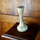 Vase en verre soufflé à col dentelé, blanc marbré à inclusions d'or - fin XIXème