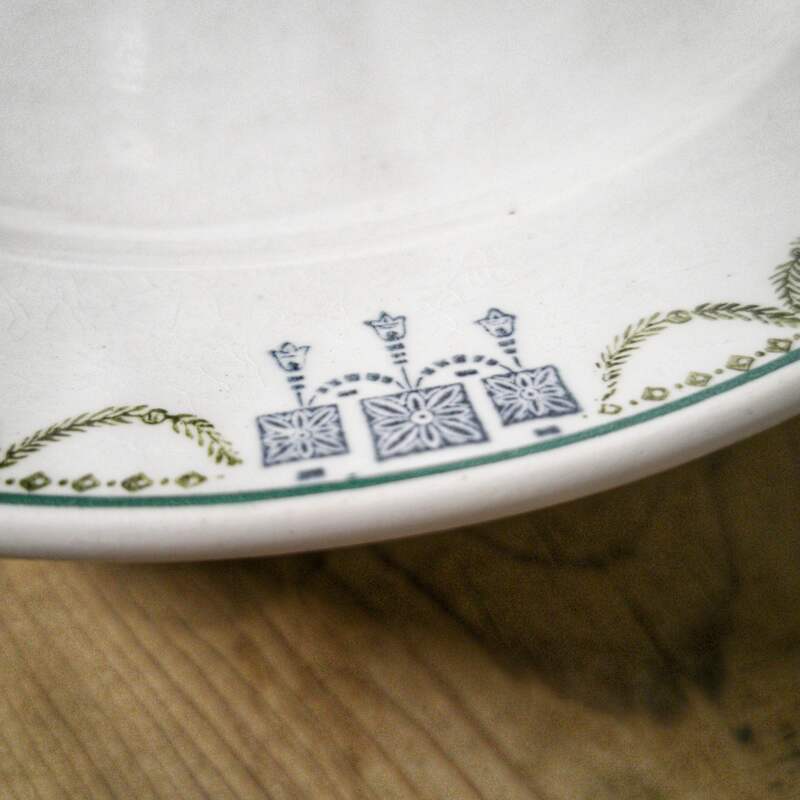 Plate on piedouche earth of iron - l'Amandinoise