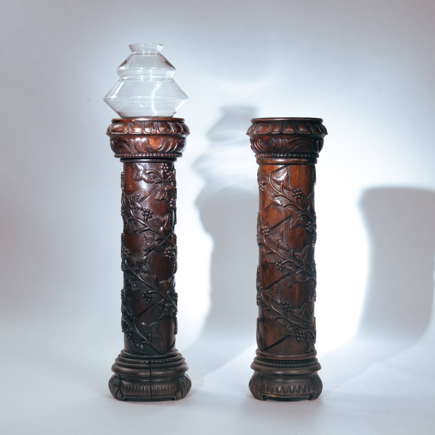 2 piédestaux en bois avec motif de vigne sculpté à la main, France années 1950