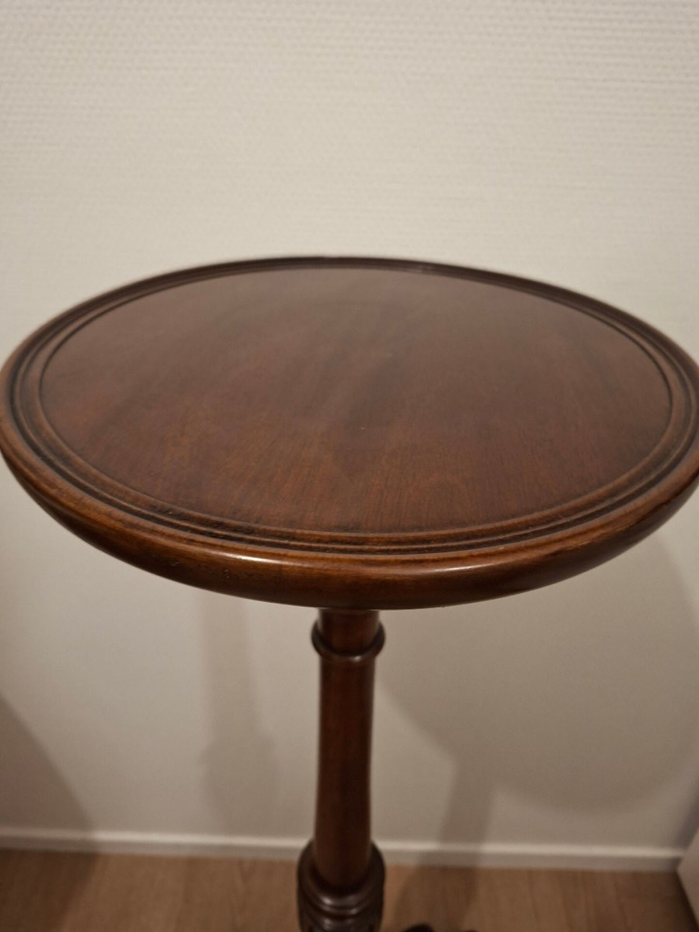 High English guéridon/side table in mahogany.