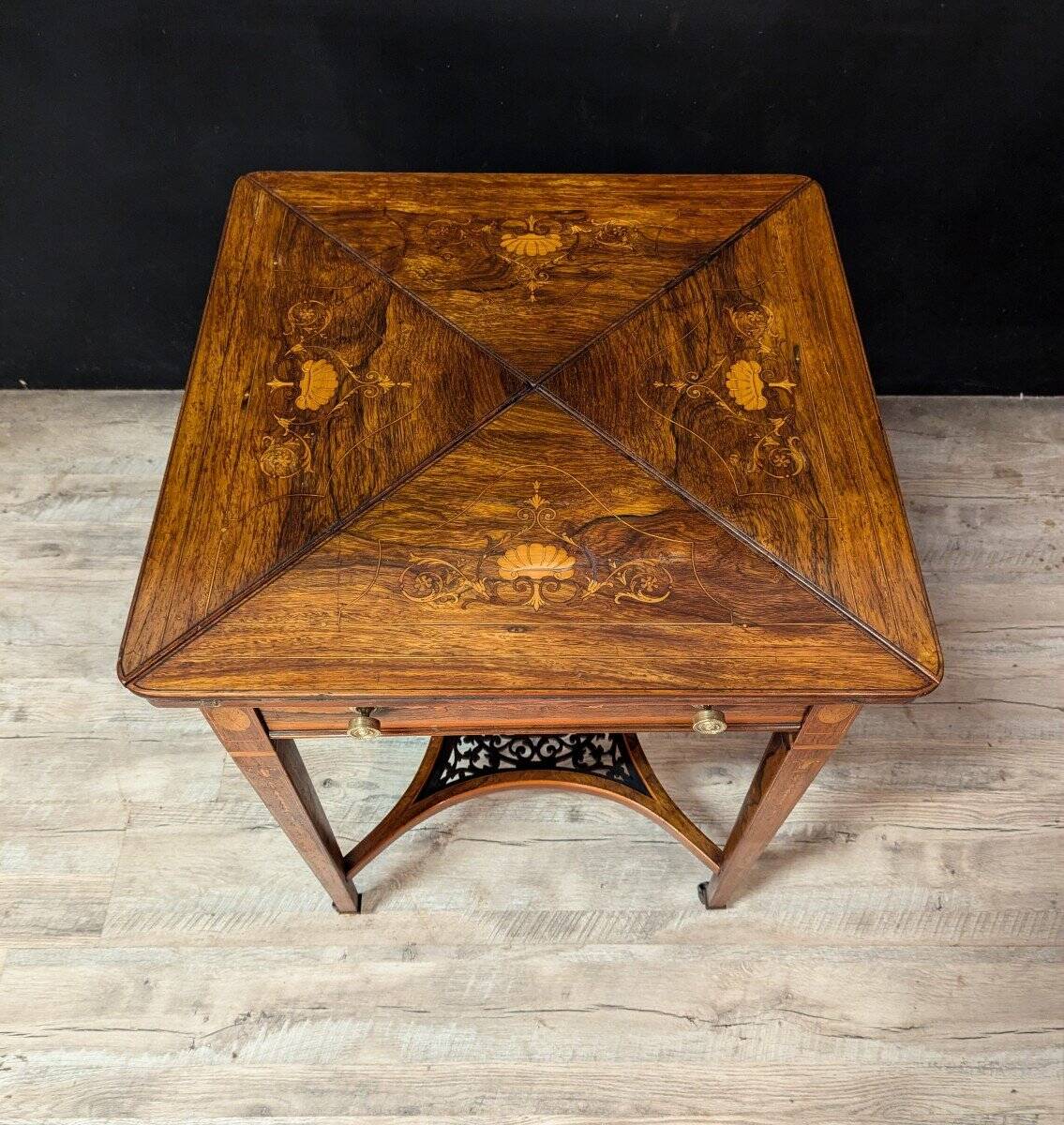 Table à jeux mouchoir asiatique
