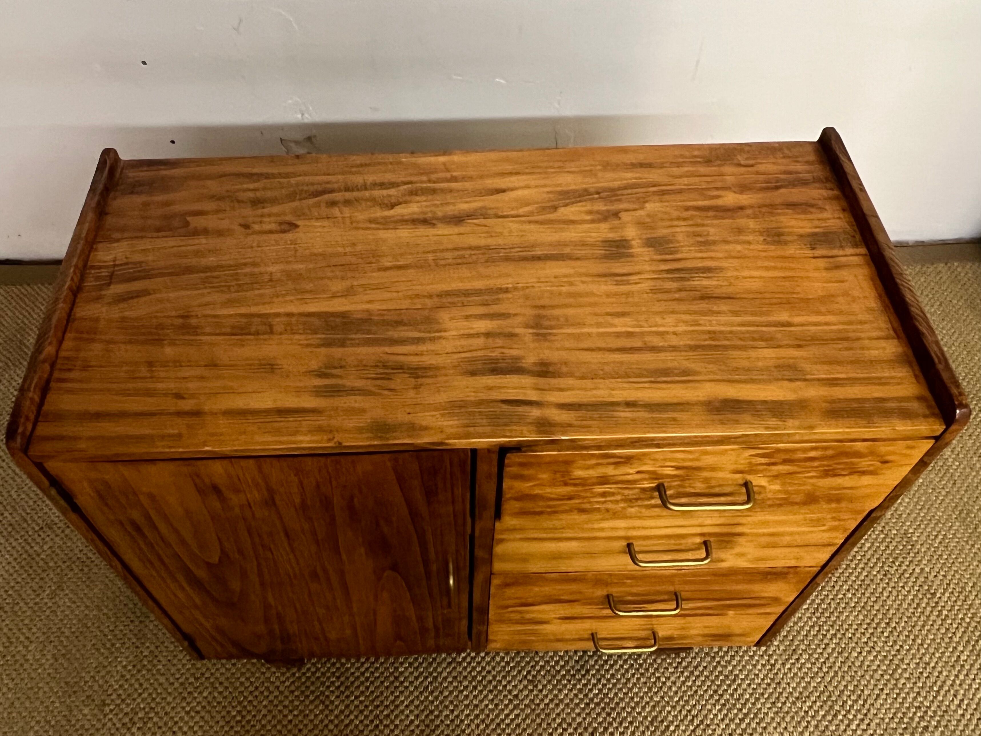 Small storage cabinet / chest of drawers