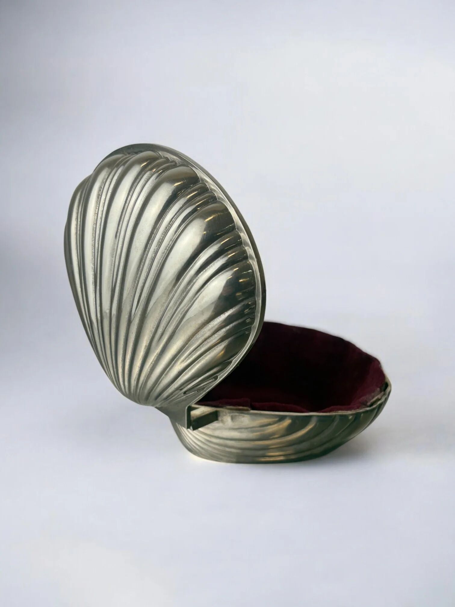 Boîte à bijoux en coquillage, plaqué argent, Italie, vers les années 1980.