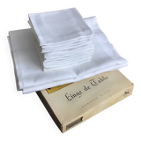 White damask table service consisting of a large tablecloth and 12 napkins