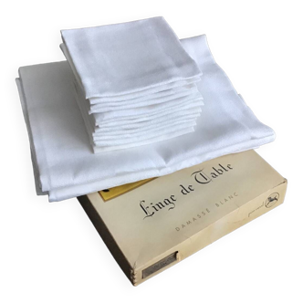 Service table en damassé blanc composé d’une grande nappe et de 12 serviettes