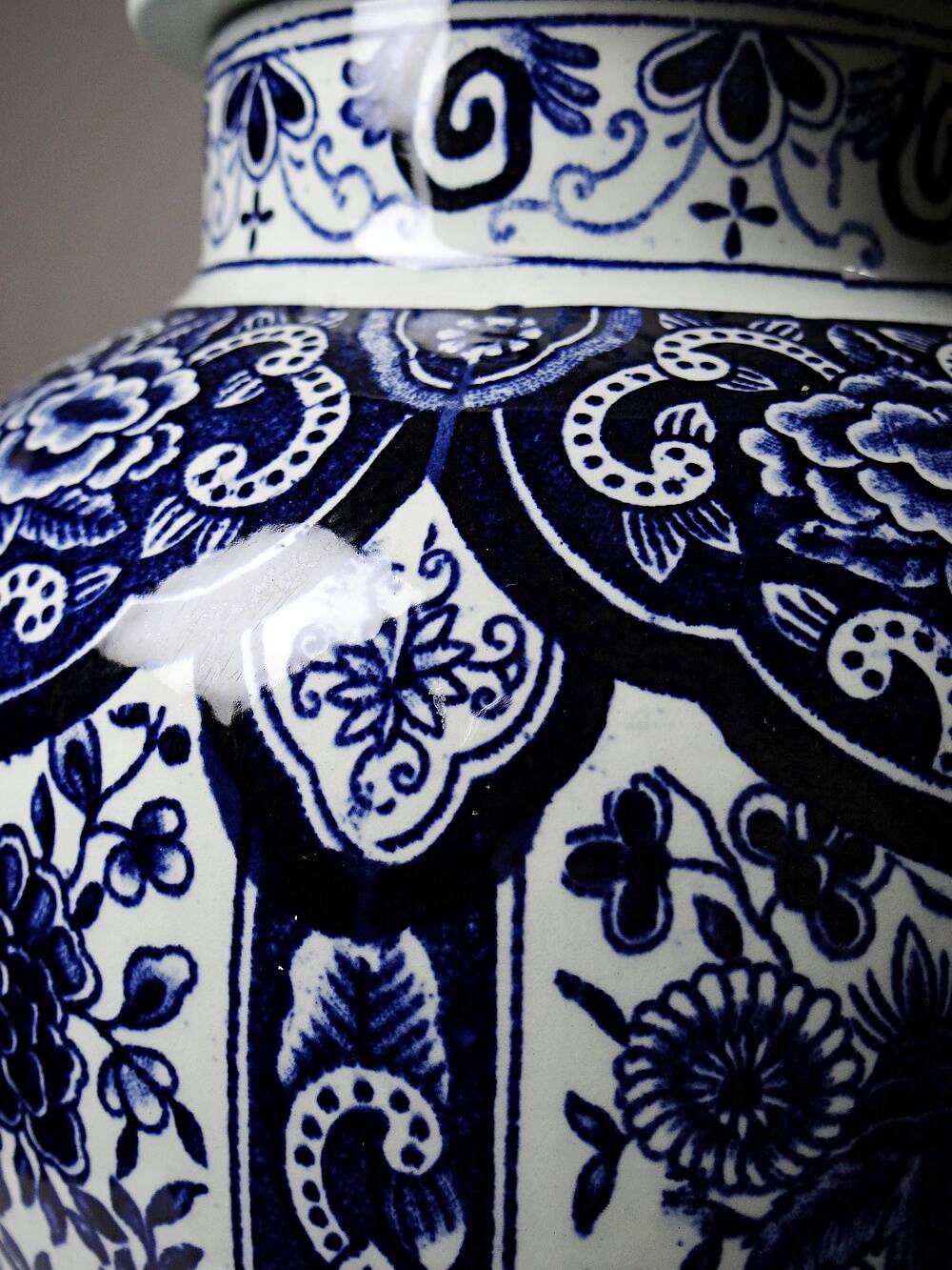 Large covered vase Boch Holland Royal Sphinx in Delft blue earthenware.