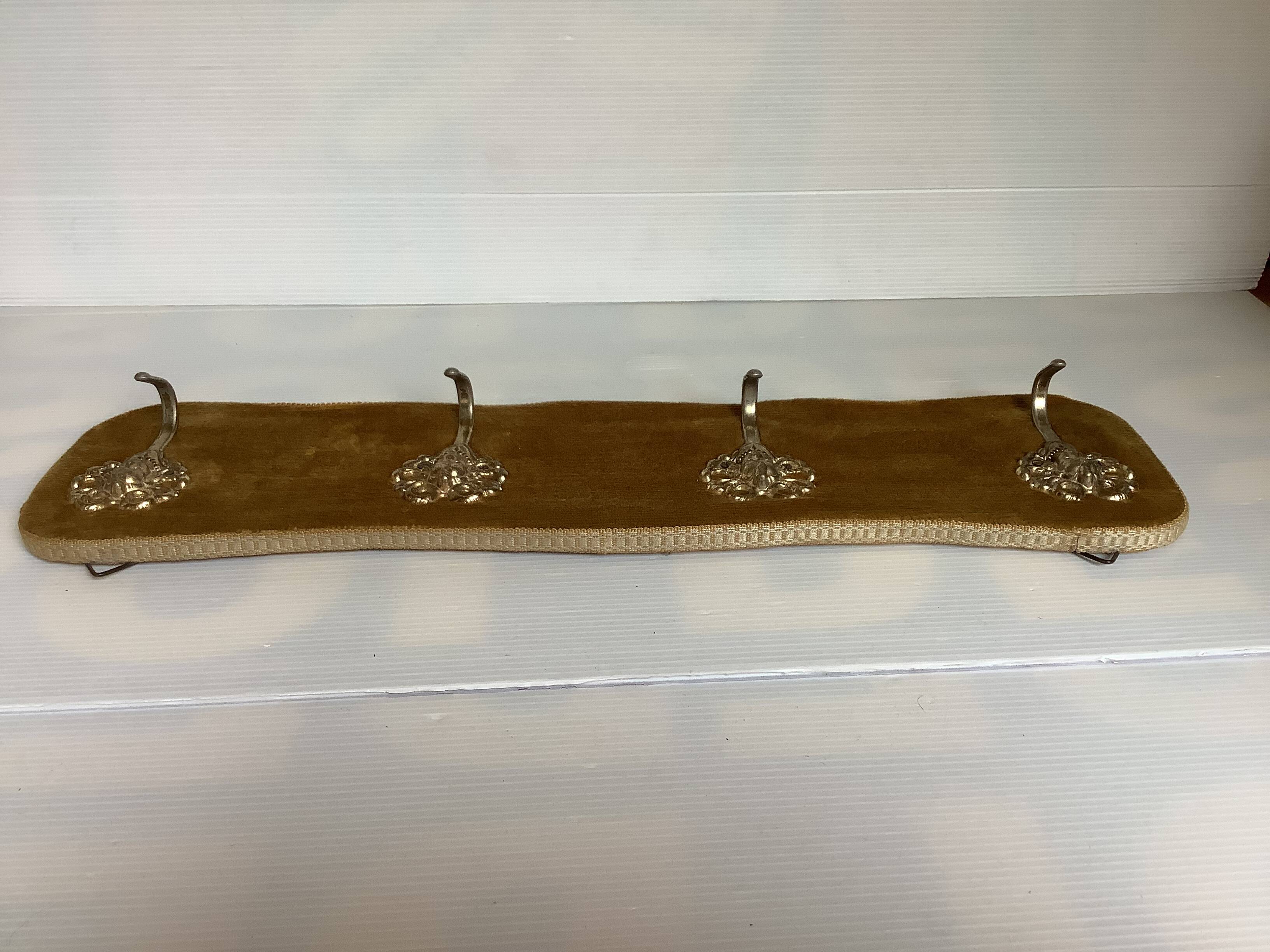 Porte manteau baroque velours ocre