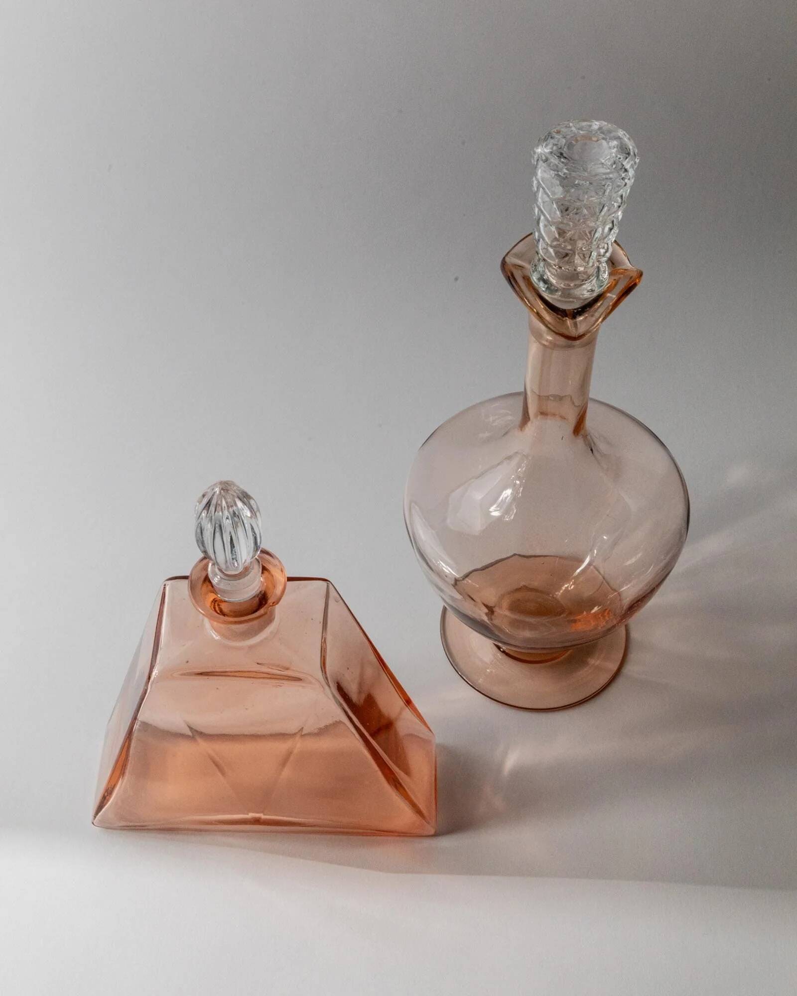 Ensemble de 2 carafes vintage en verre de Murano des années 1940, verre Rosalin avec bouchons