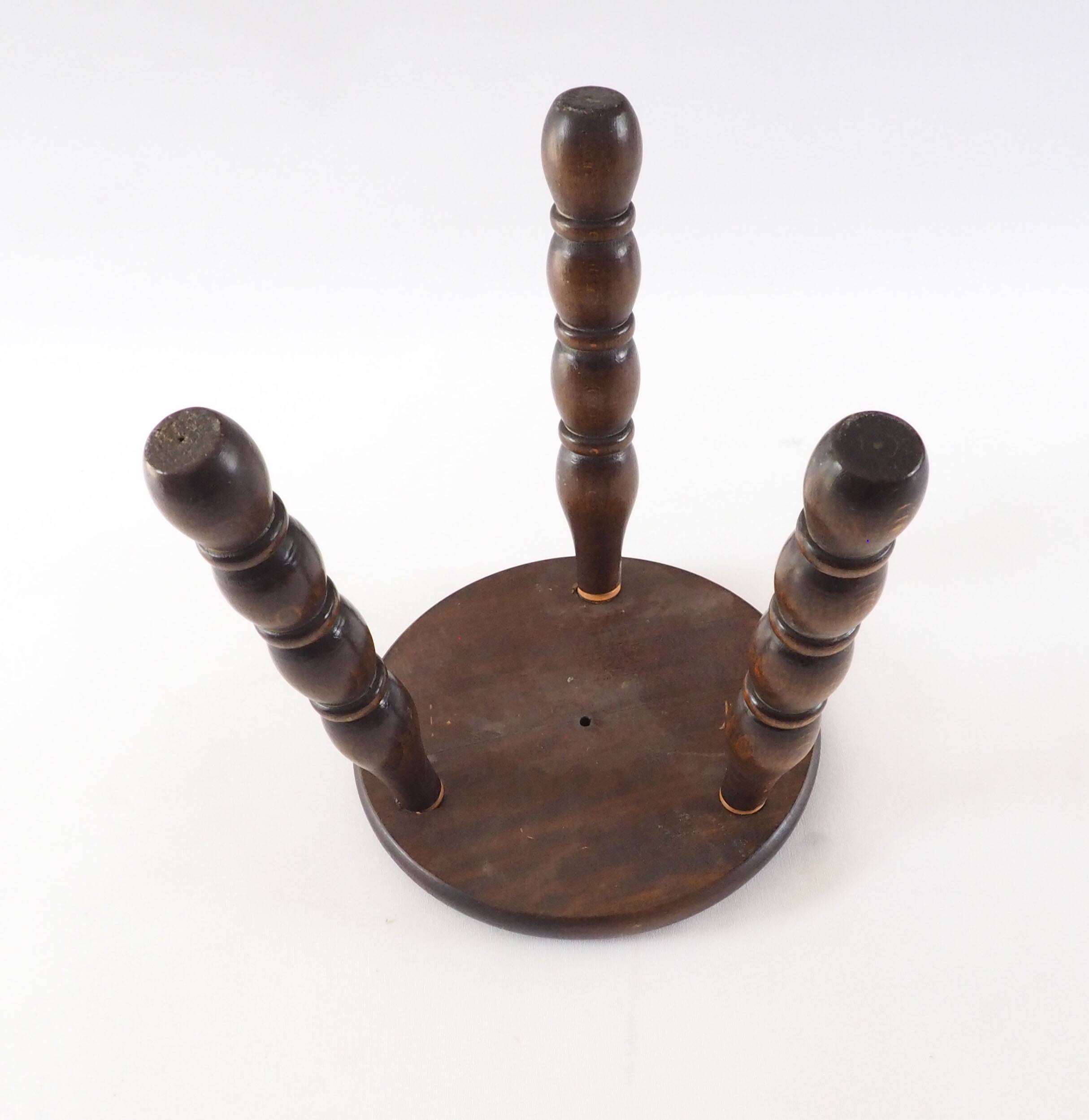 Tabouret tripode bois perlé