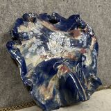 Plat en terre cuite émaillée à fond bleu