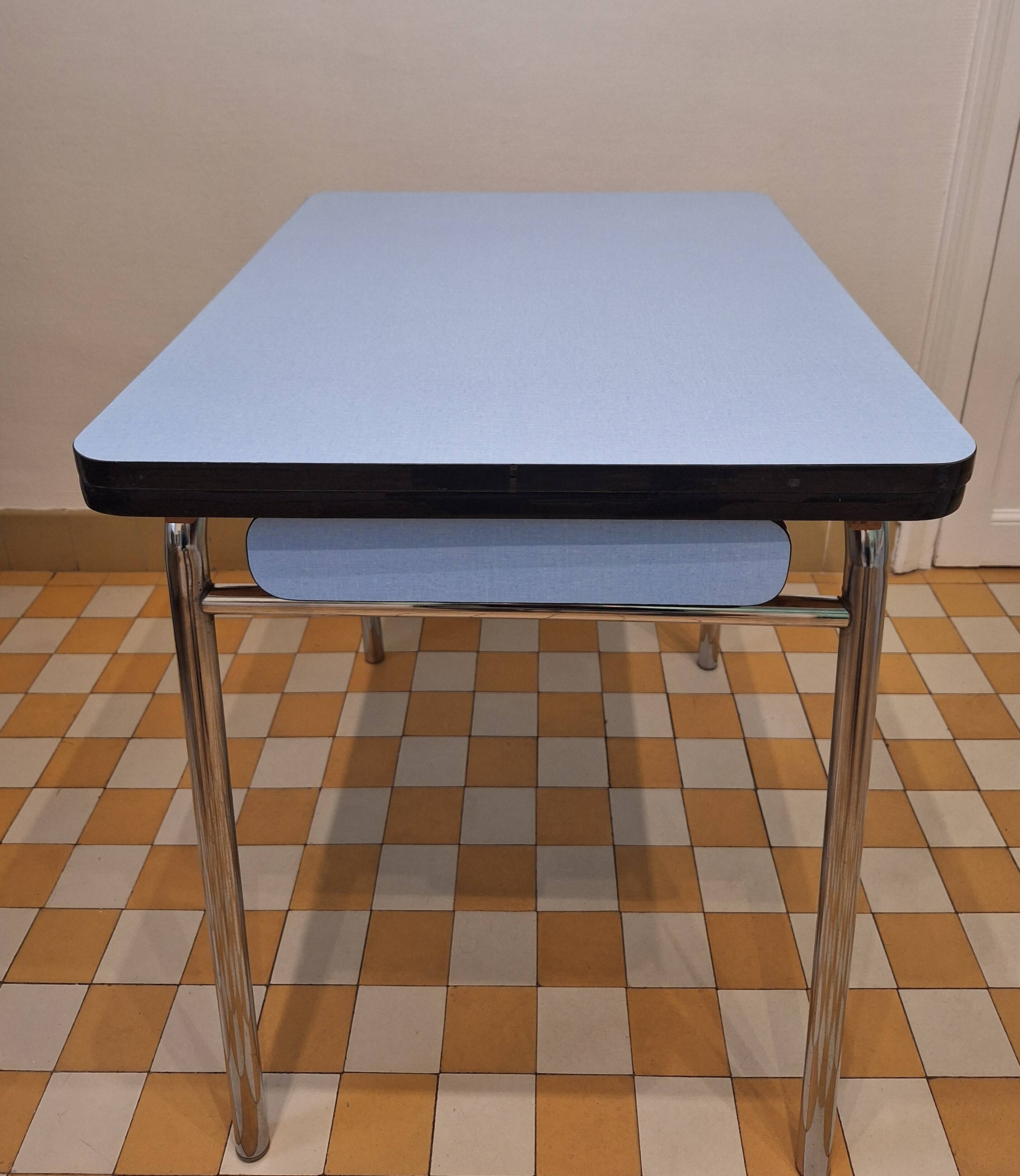 Table et chaises formica bleu