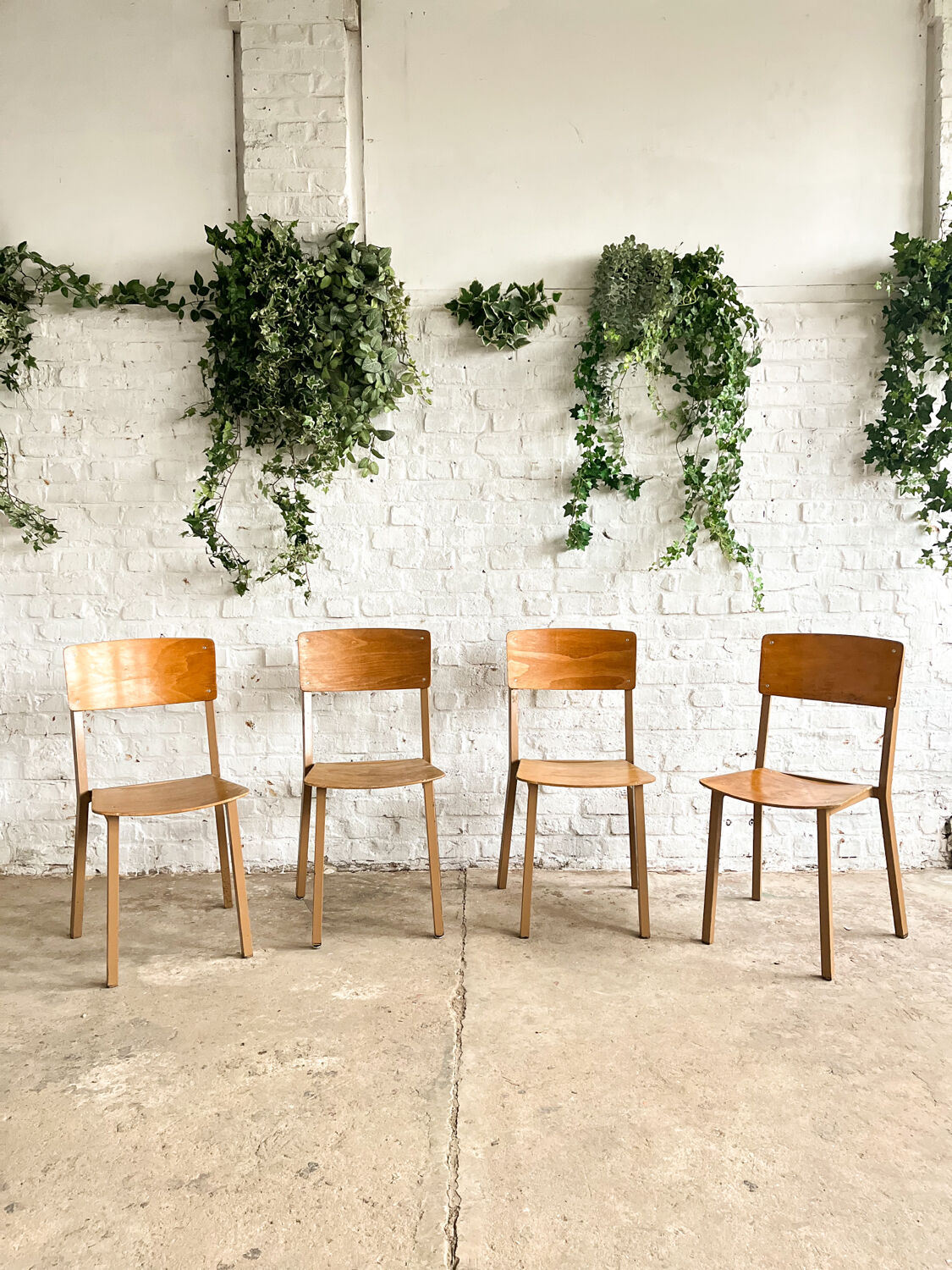 Série de 4 chaises d’école taille adulte