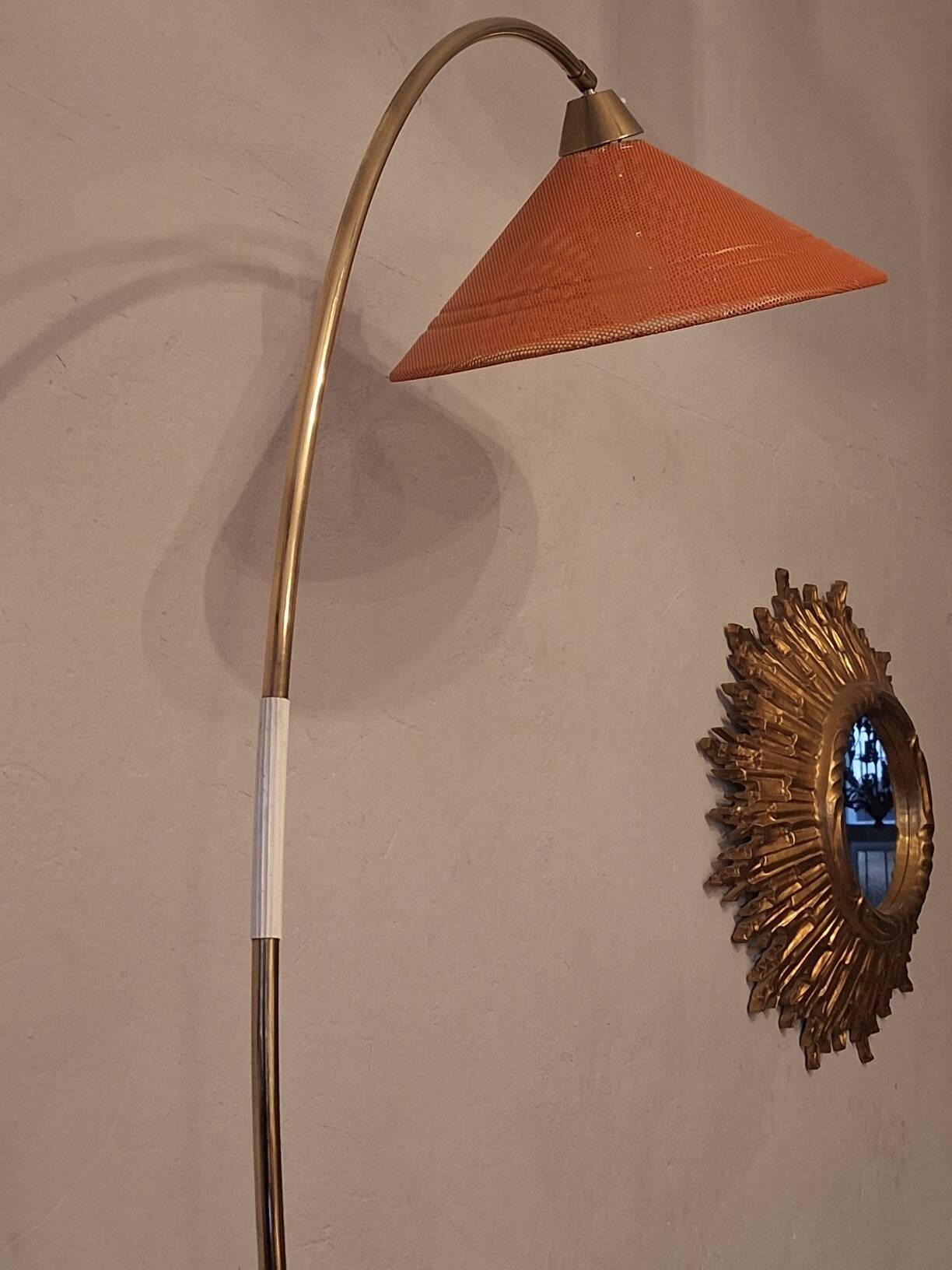 Lampadaire arc du milieu du siècle en laiton et métal perforé, années 1960.