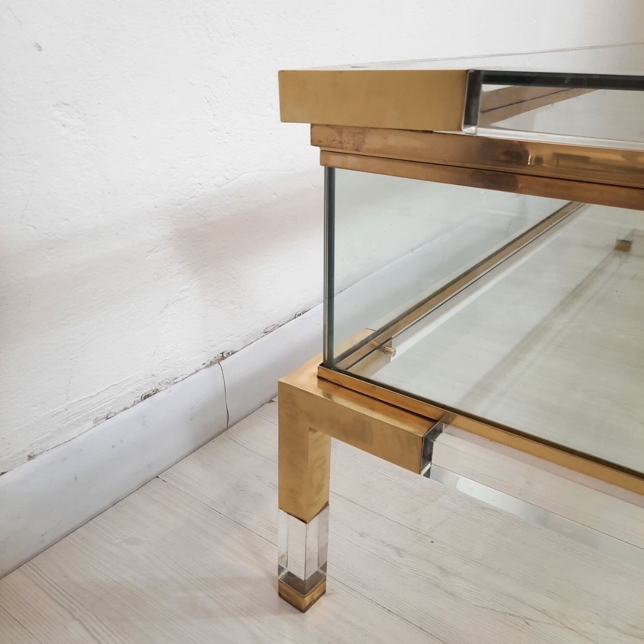 Coffee table with sliding shelf in lucite, brass and glass, Hollywood Regency