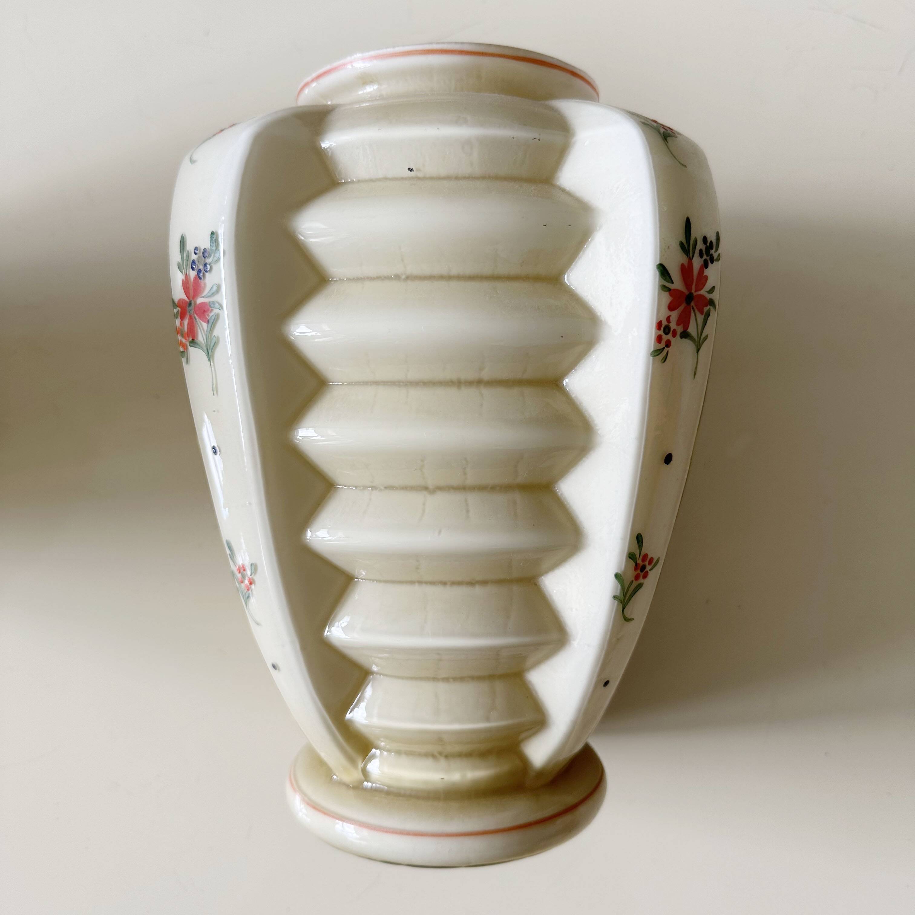 Vase Art Déco Skyscrapper Opaline
