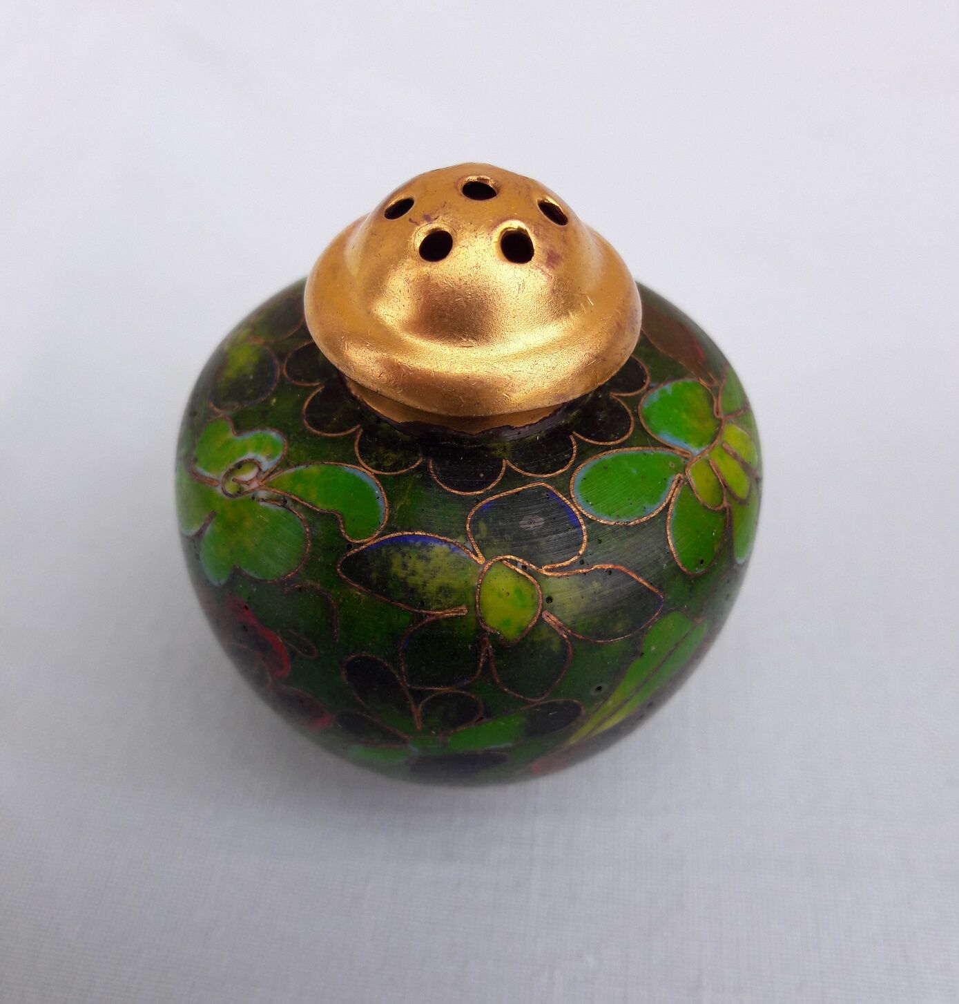 Salt and pepper shaker in partitioned enamels