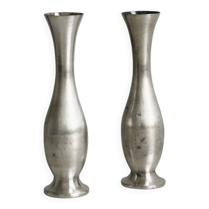2 vases en métal brillant