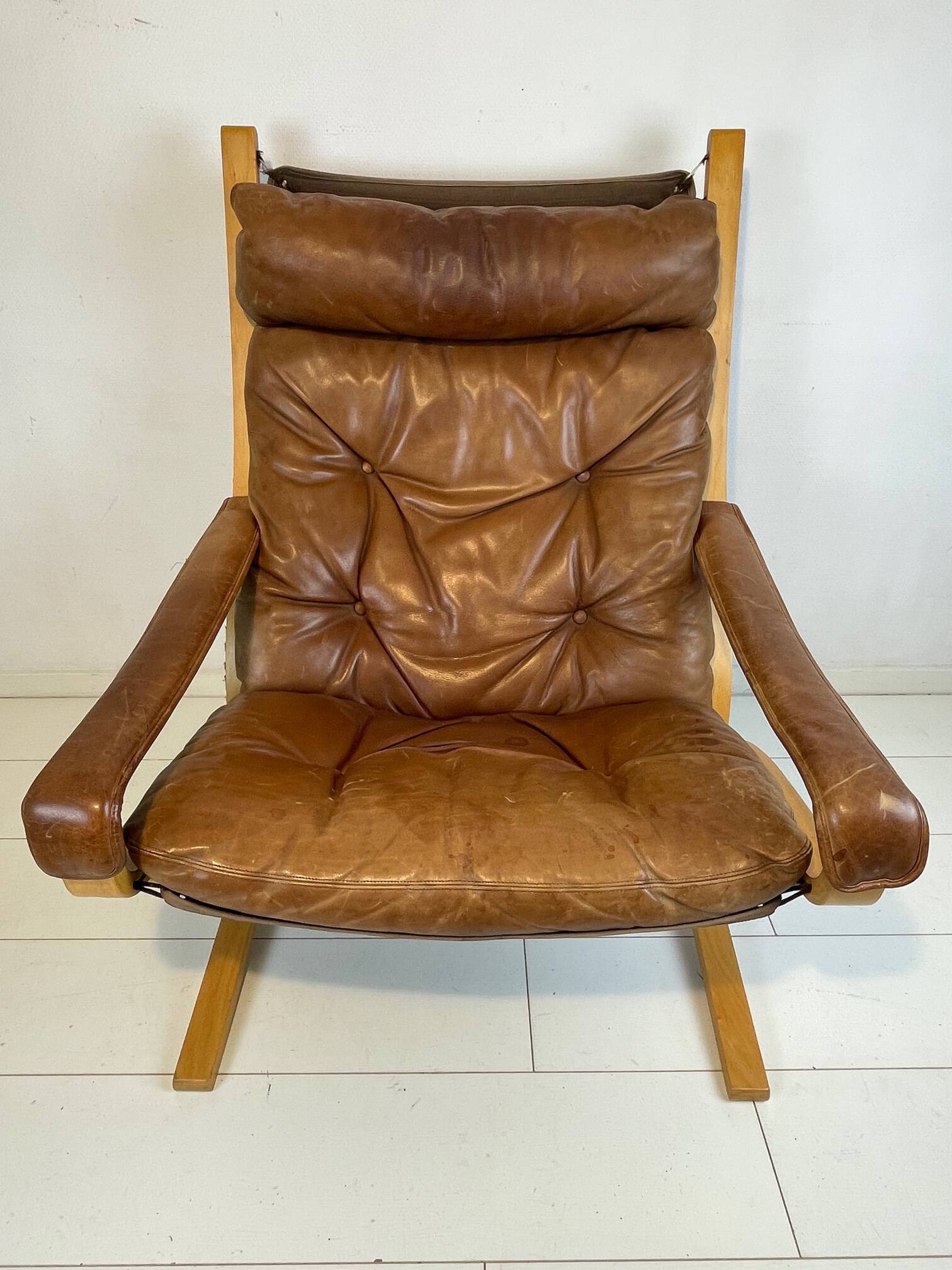 Beautiful vintage Westnofa chair model Siesta by Ingmar Relling. Leather Siësta chair. Nice patina.