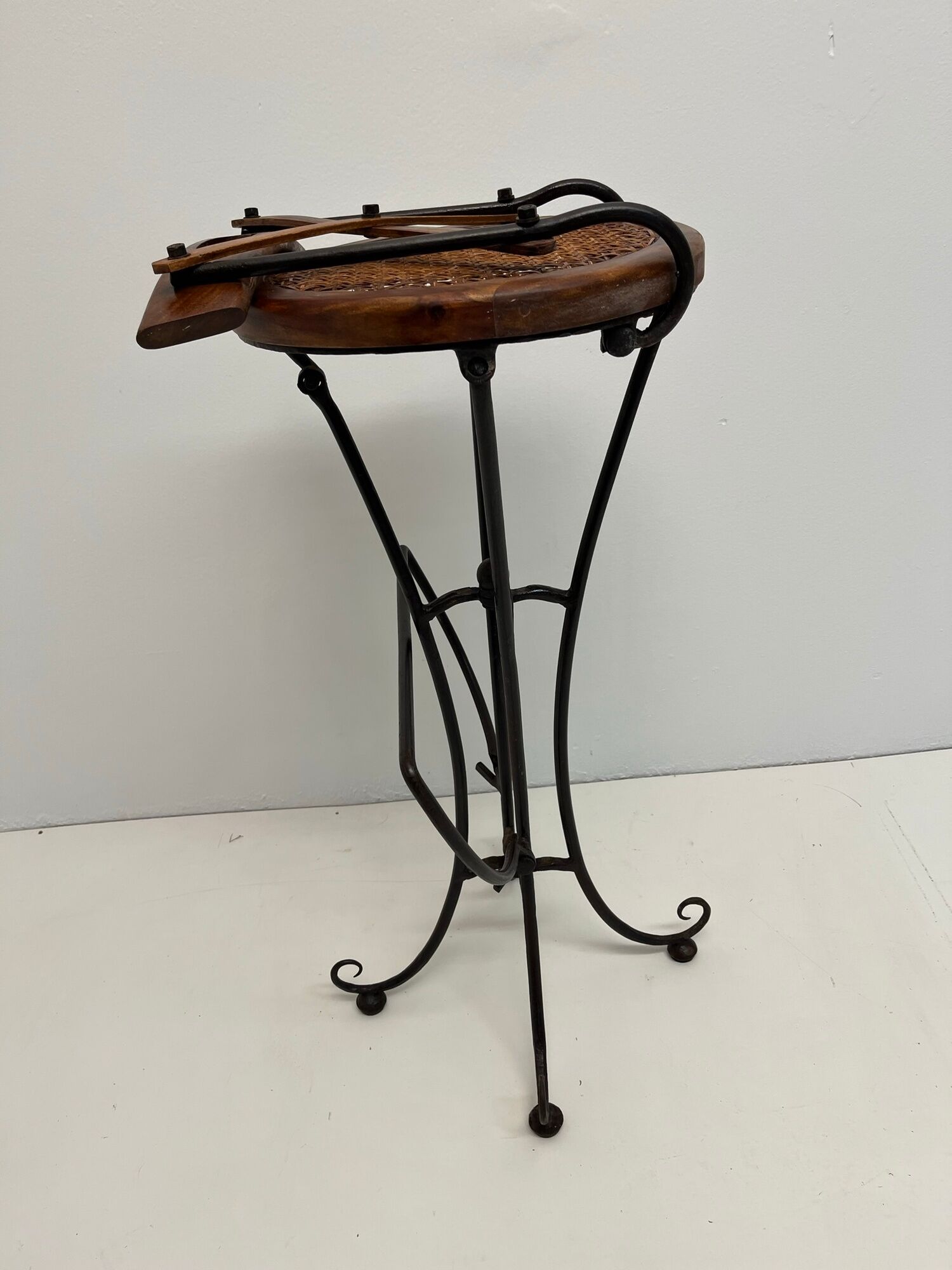 Paire de tabourets de bar vintage en bois et fer forgé avec assises cannées