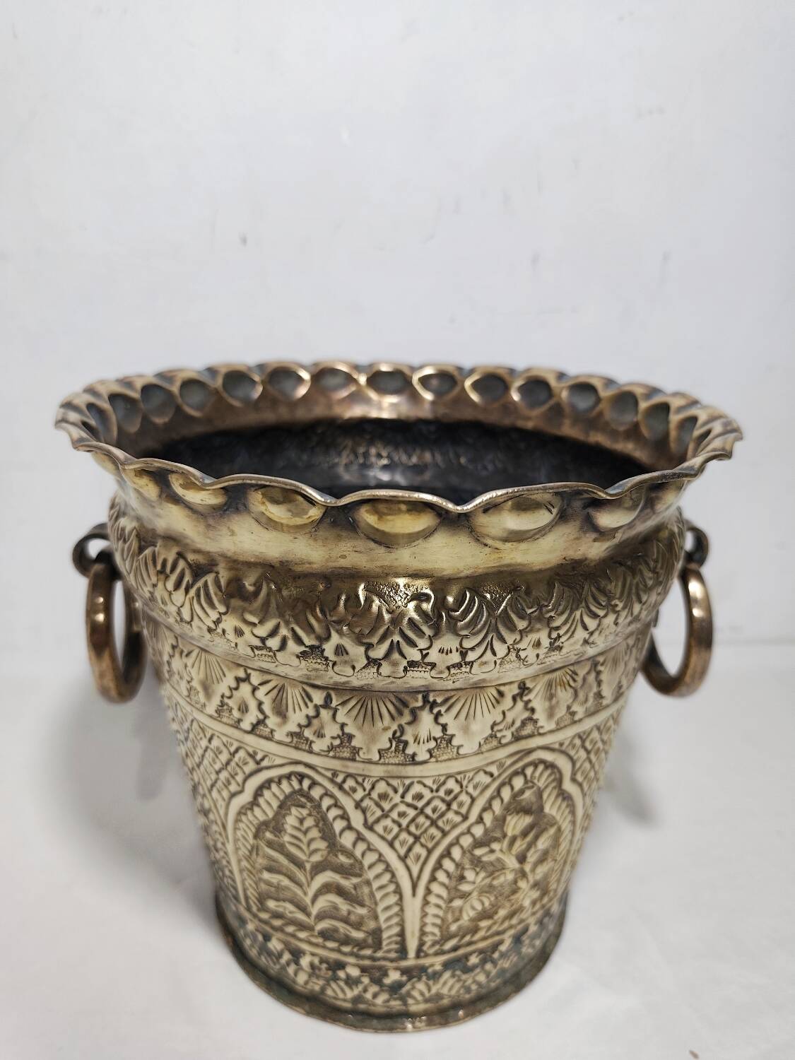 Macetero de bronce. España, 1980s.