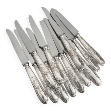 12 antique silver-plated knives with acanthus shell decoration and stainless steel blades.