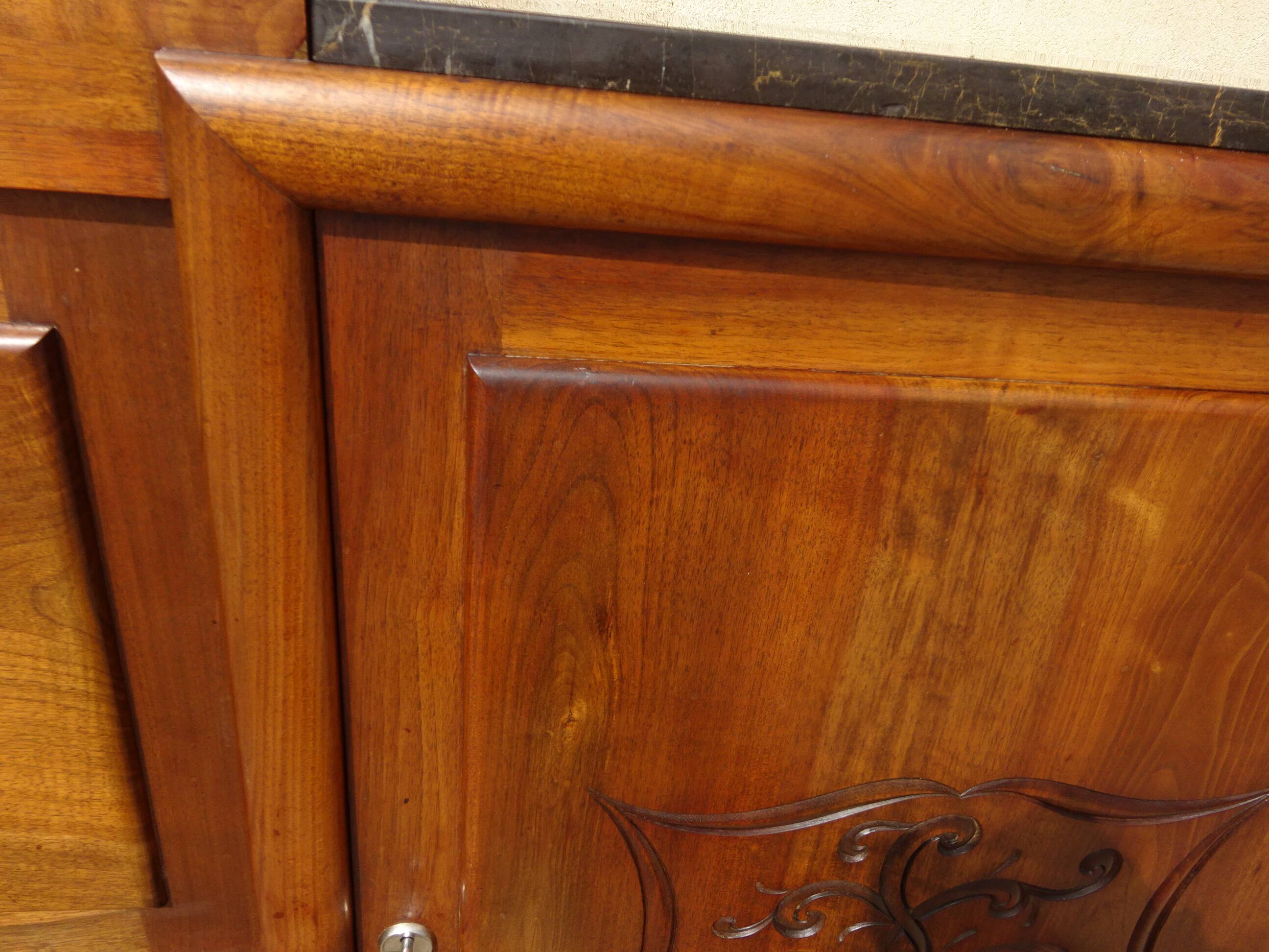 Large buffet en noyer massif, dessus en marbre noir