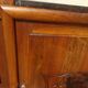 Large buffet en noyer massif, dessus en marbre noir