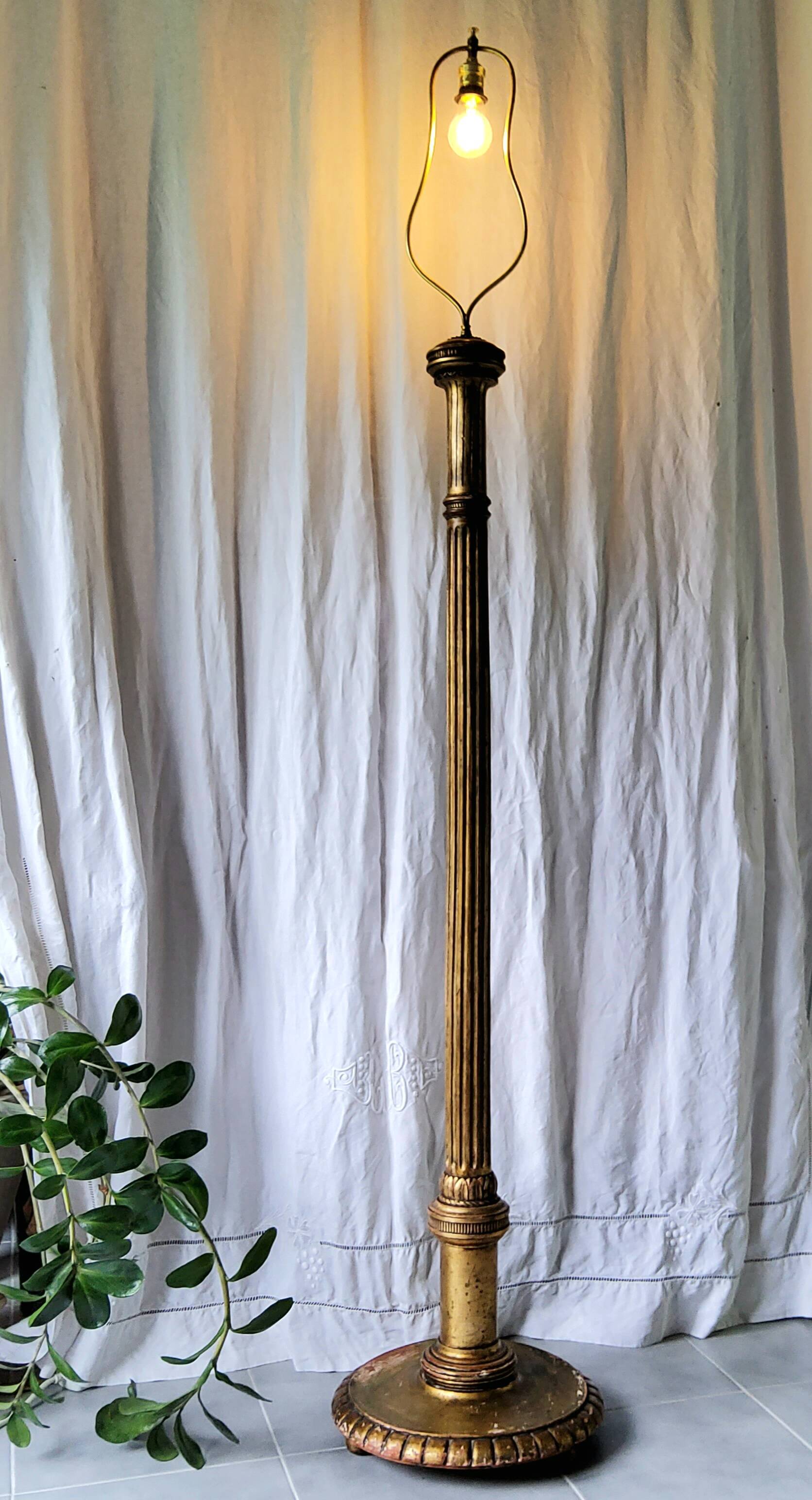 Lampadaire en bois doré