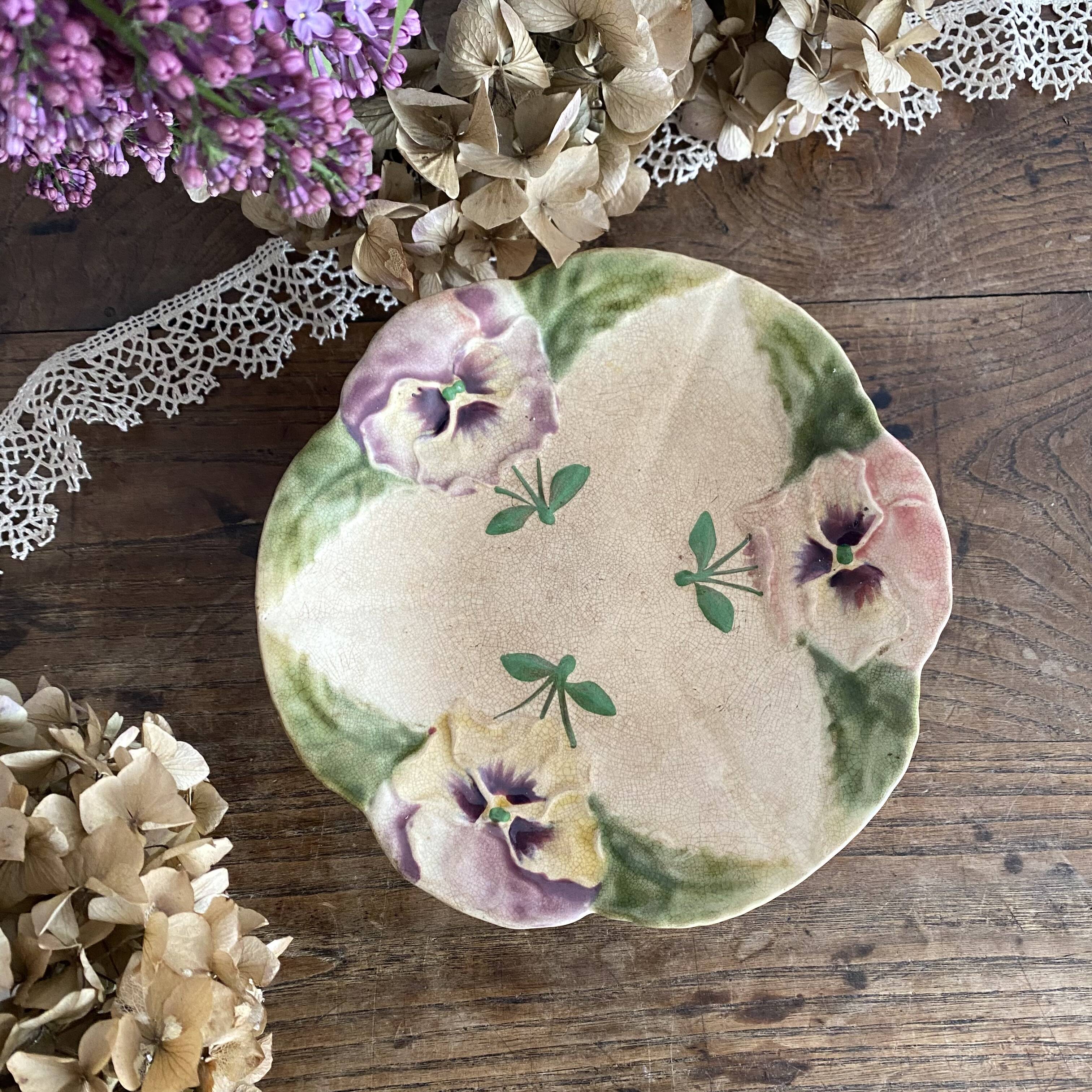 Footed dish in slip, pansy compote dish, Choisy le Roi