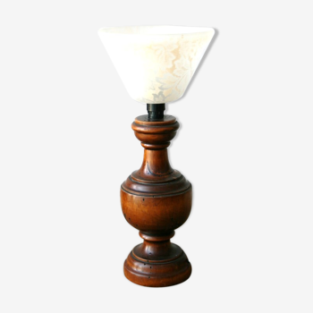 Lampe à poser en bois, abat-jour en verre à motifs