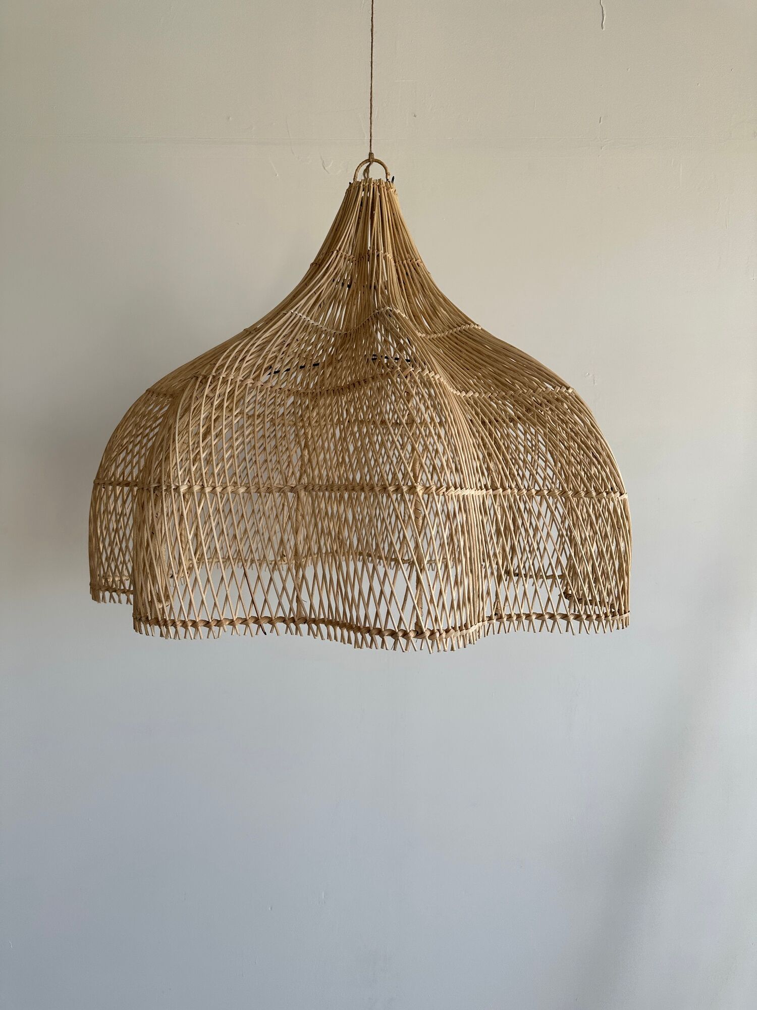 Rattan pendant lamp in the shape of a flower