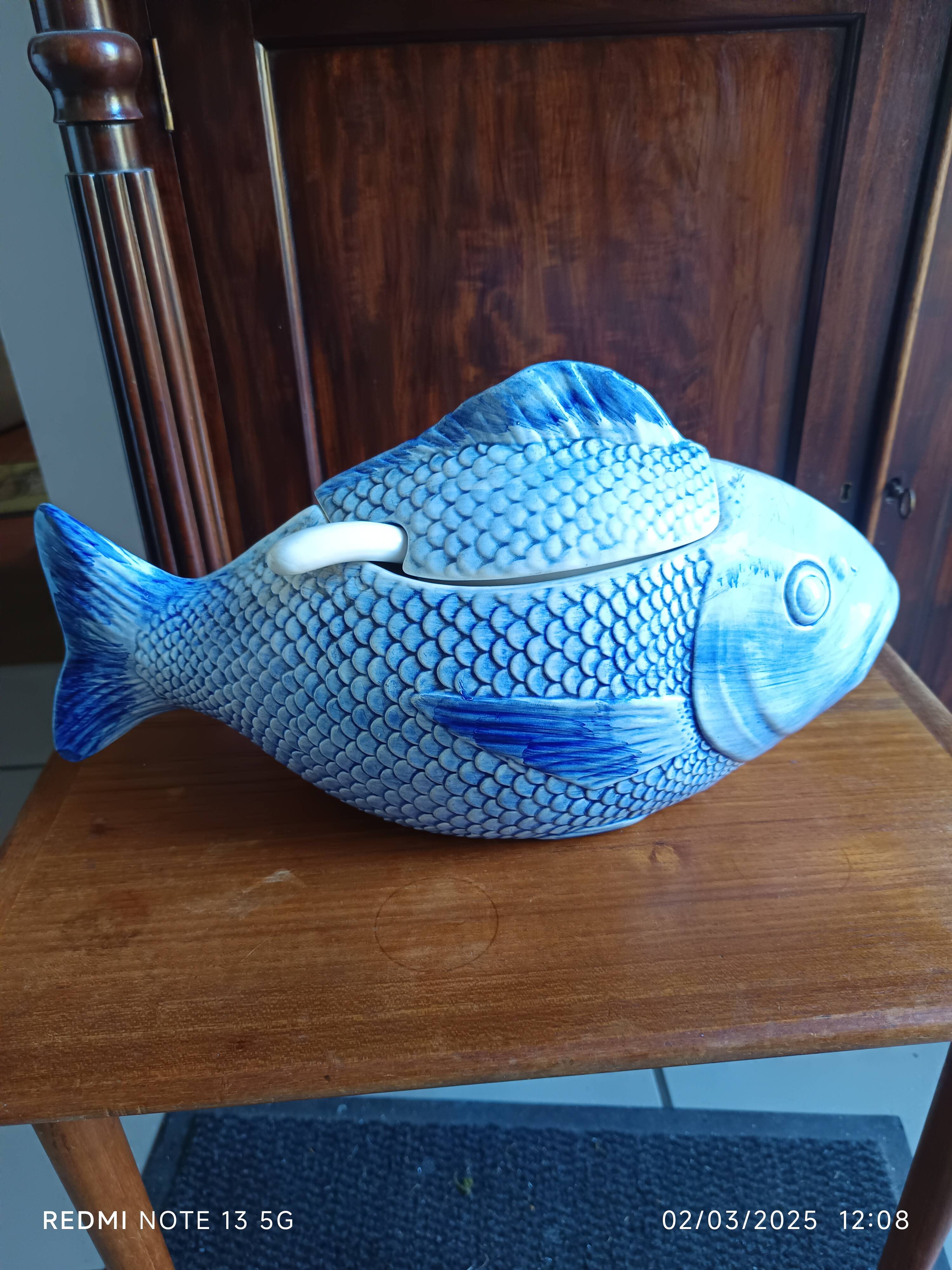 Fish-shaped slip tureen
