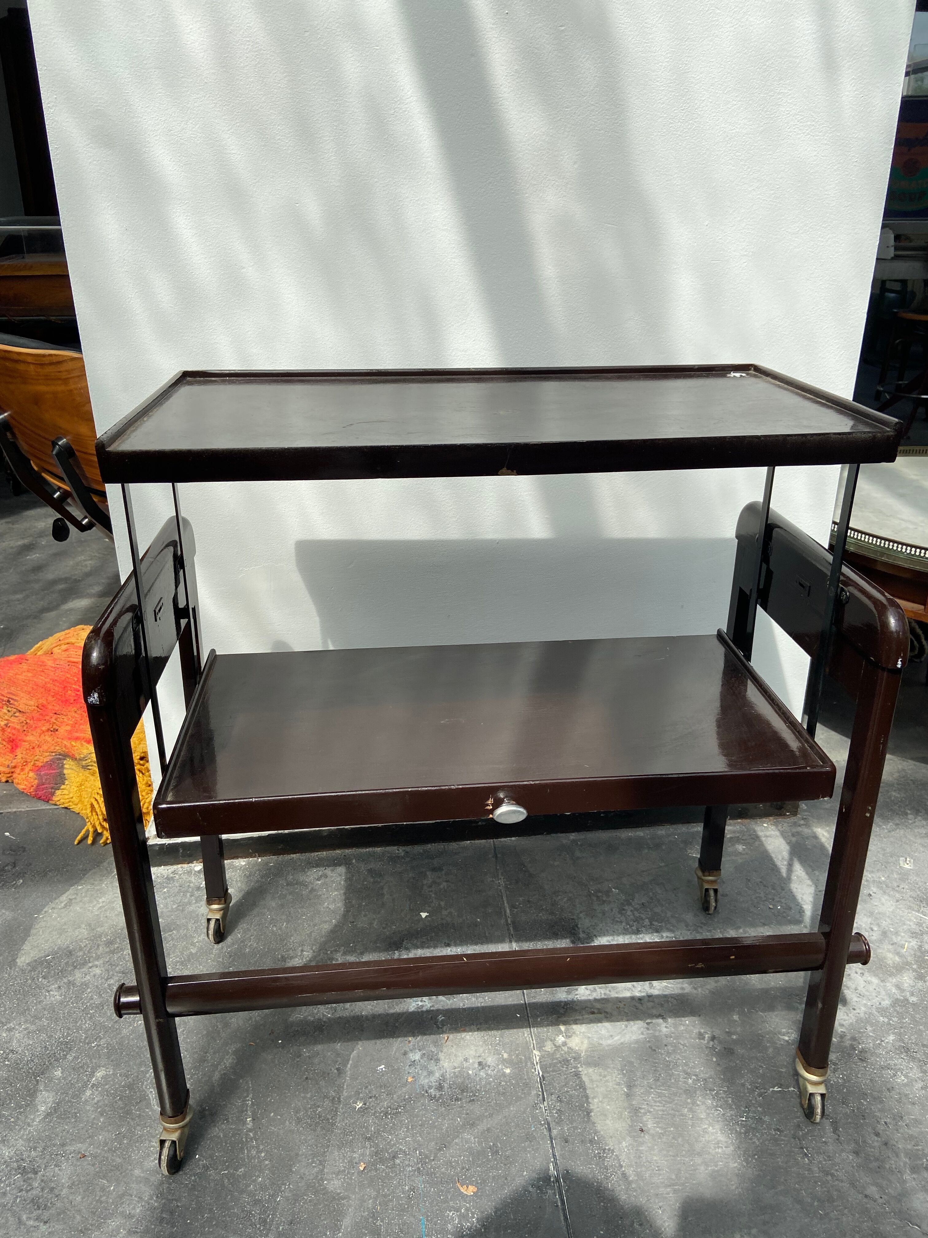 Rolling service with removable tray