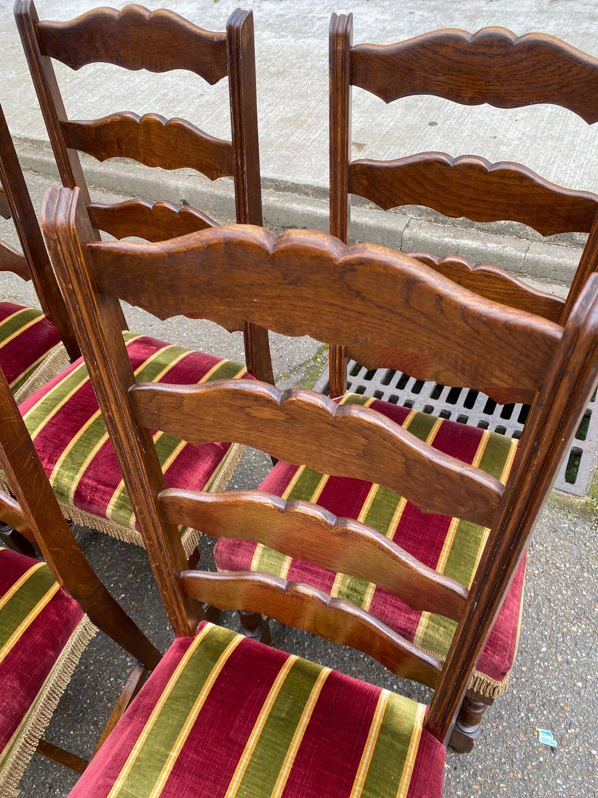 6 Louis XIII dining chairs in solid wood and burgundy velvet.